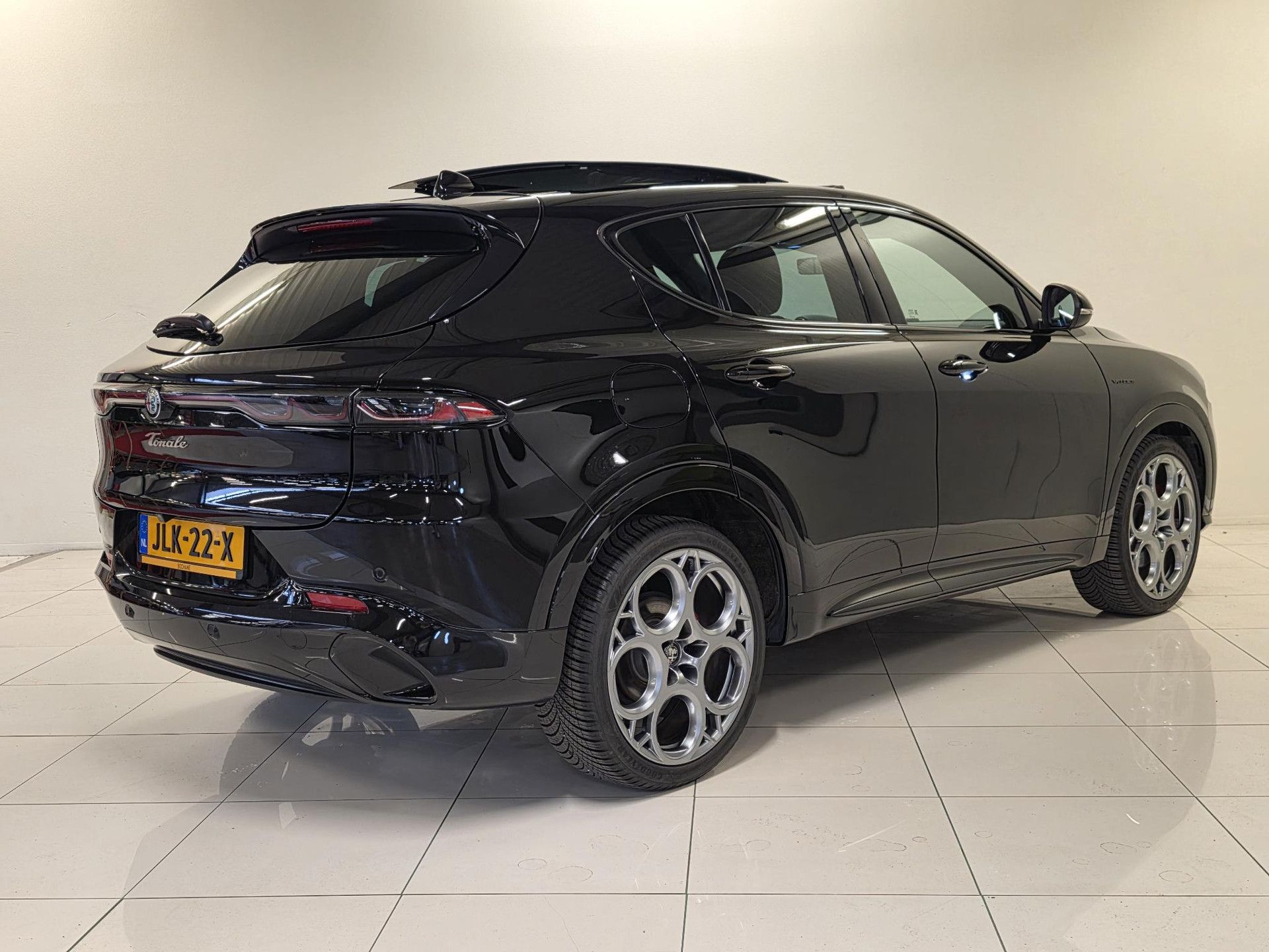 Alfa Romeo Tonale met kenteken JLK-22-X – achteraanzicht