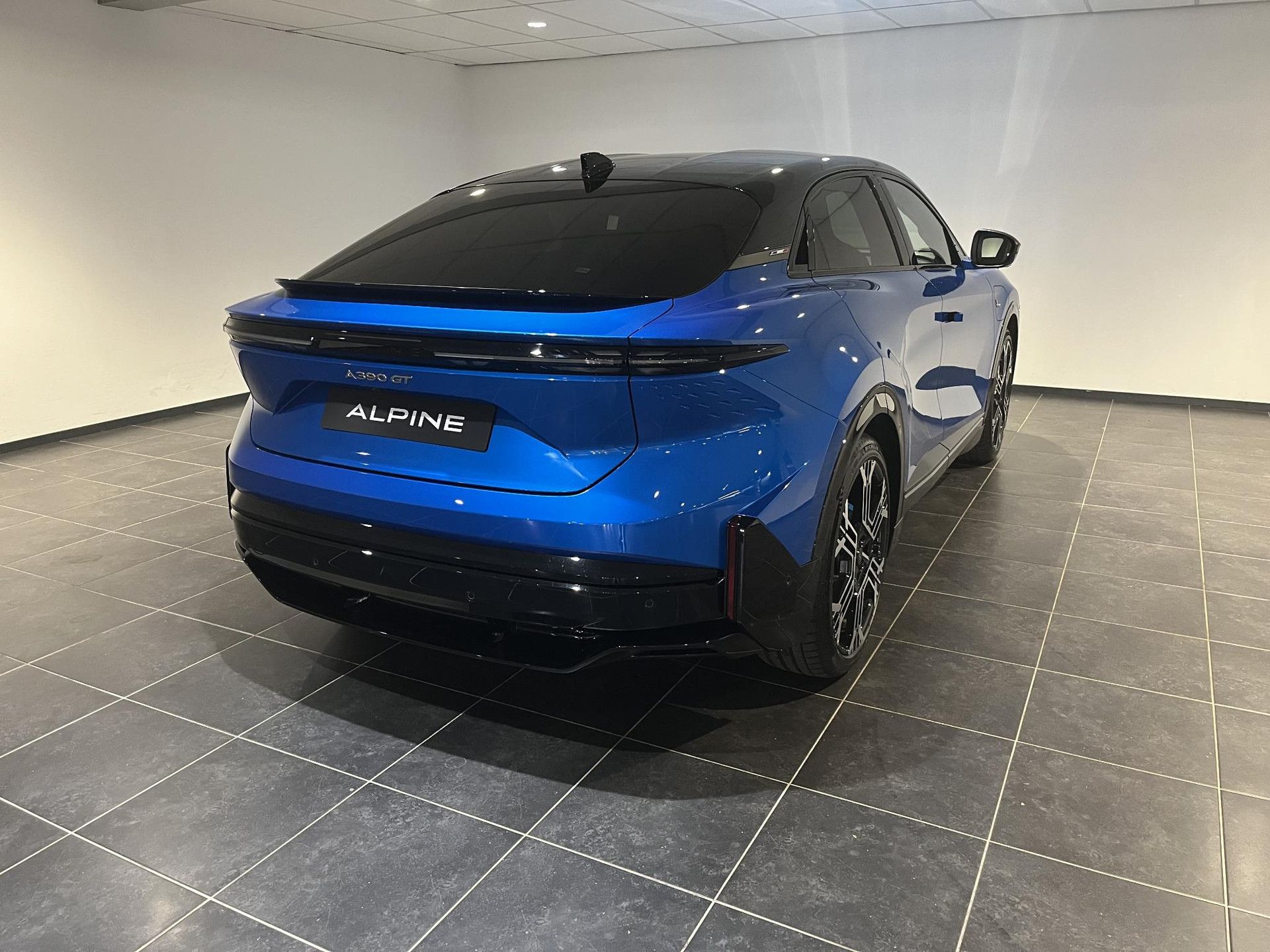 Alpine A390 met kenteken 55946 – achteraanzicht