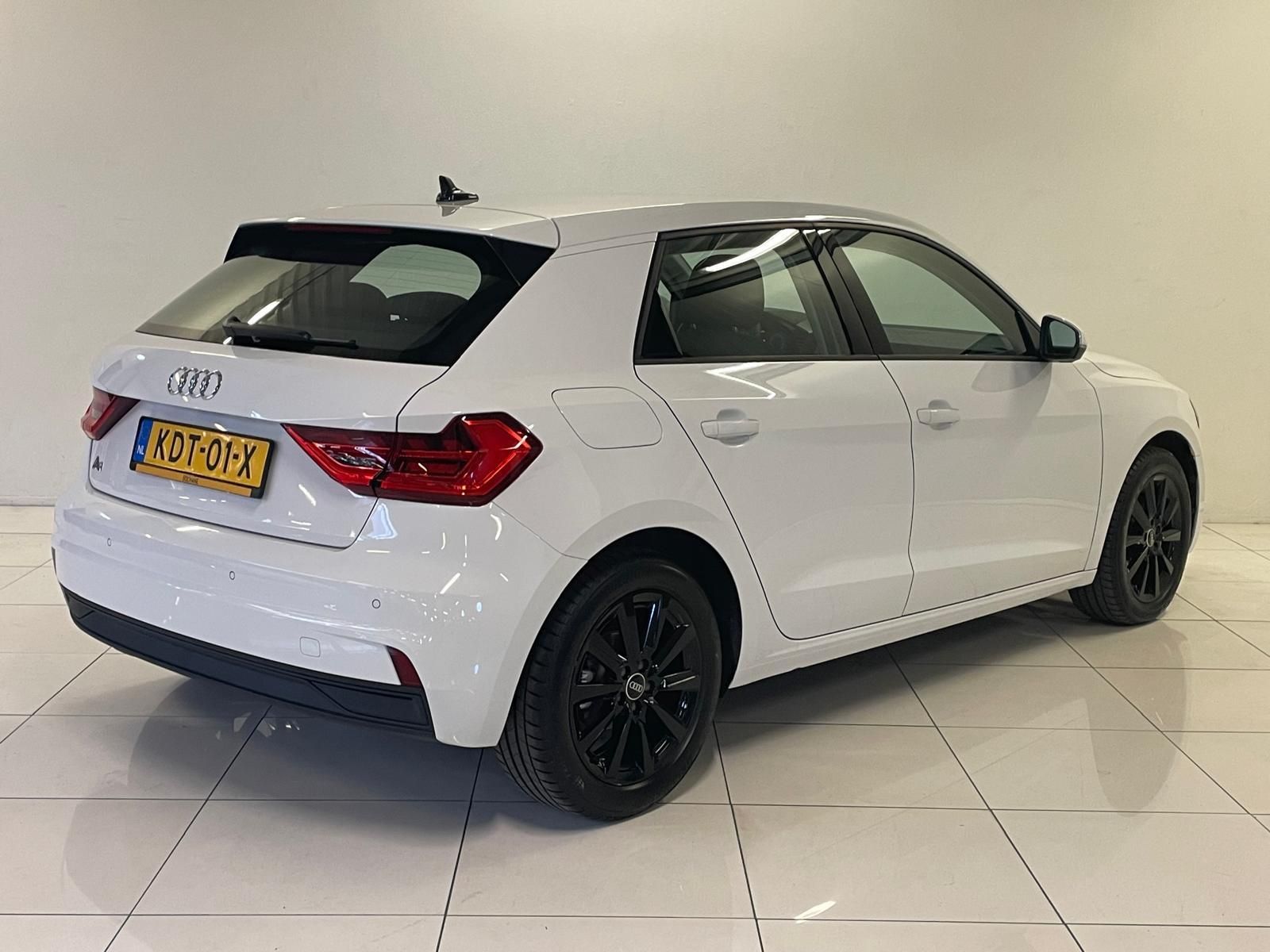 Audi A1Sportback met kenteken KDT-01-X – achteraanzicht
