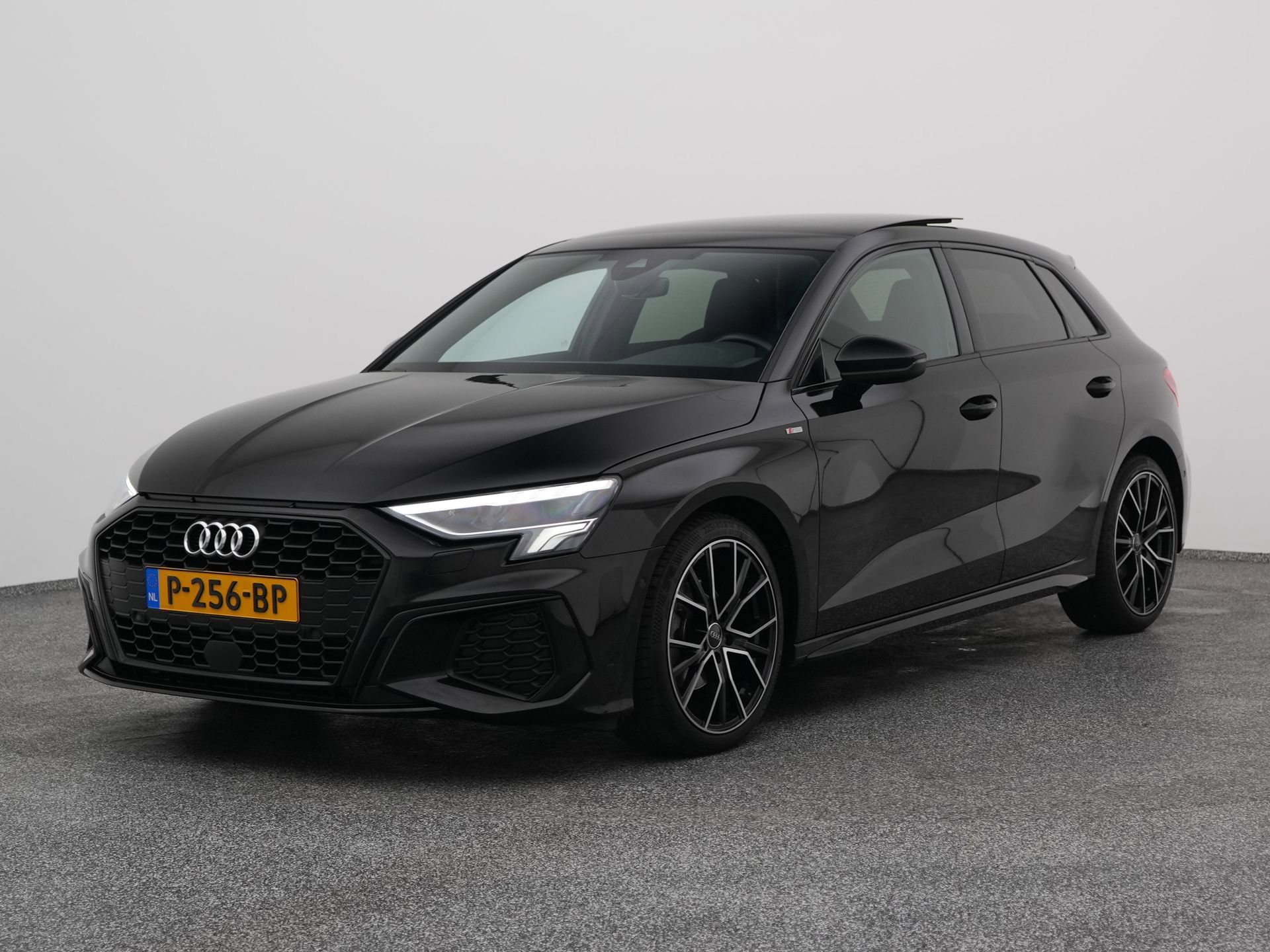 Audi A3 met kenteken P-256-BP – vooraanzicht