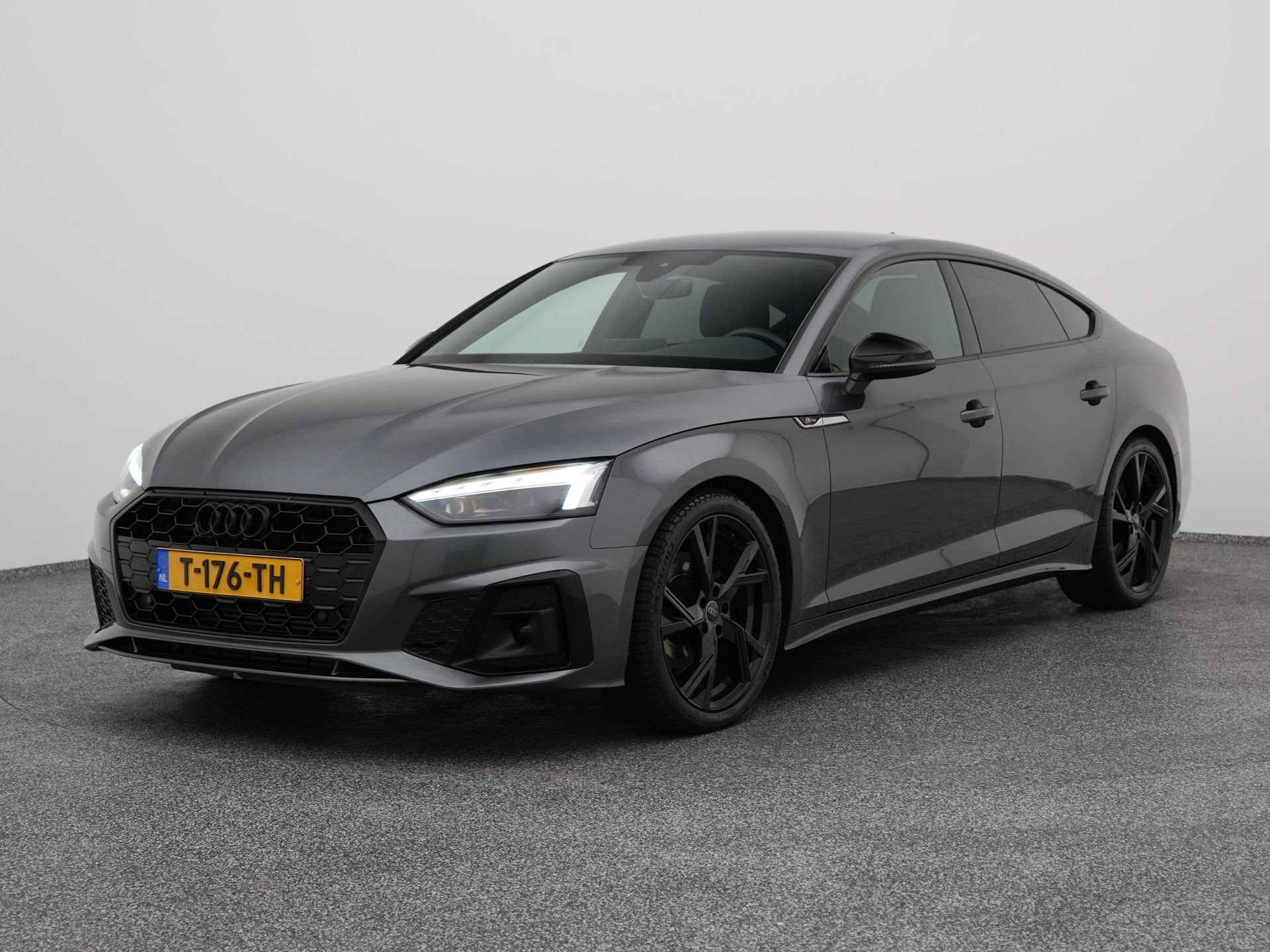 Audi A5 met kenteken T-176-TH – vooraanzicht
