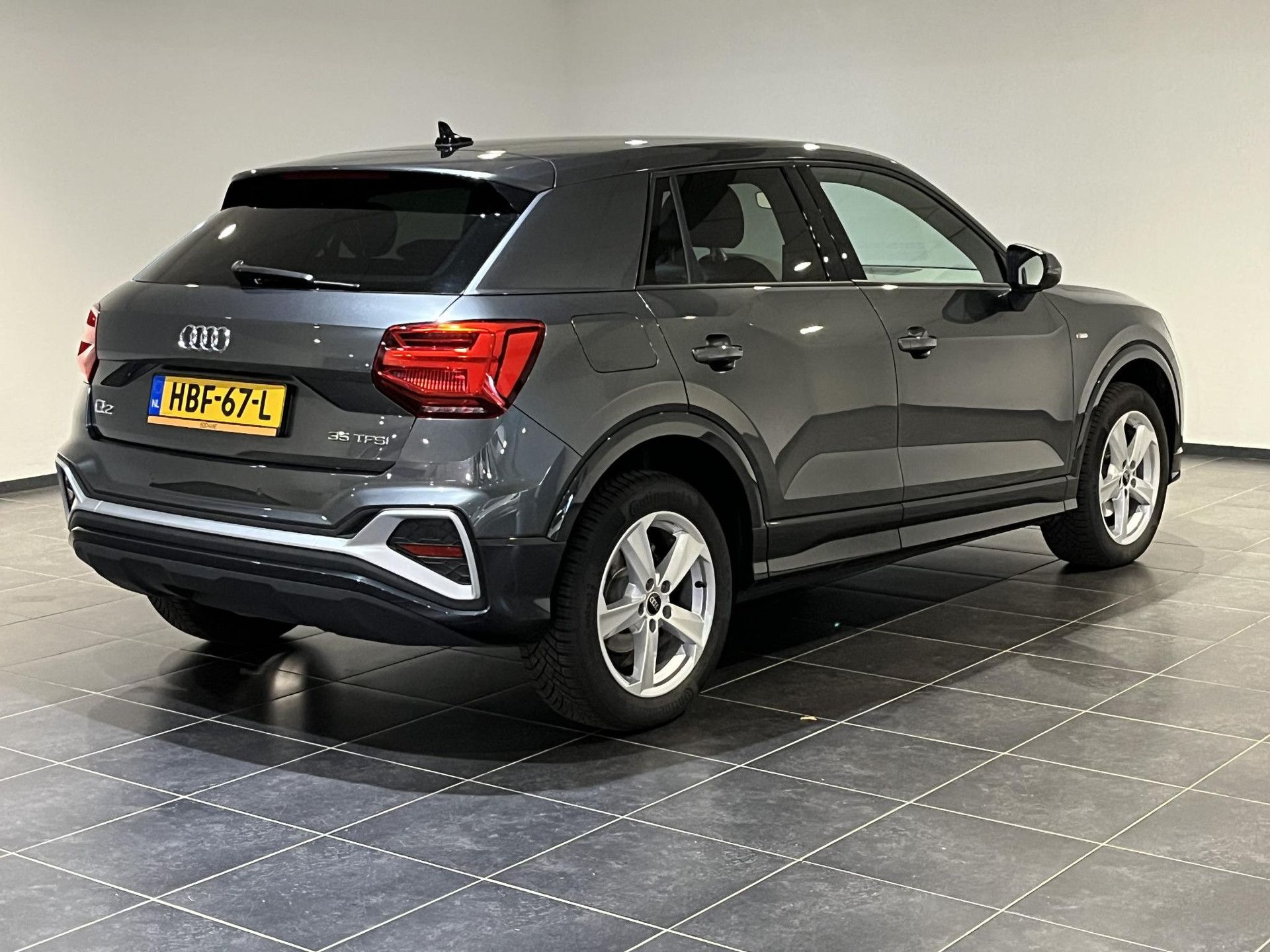 Audi Q2 met kenteken HBF-67-L – achteraanzicht