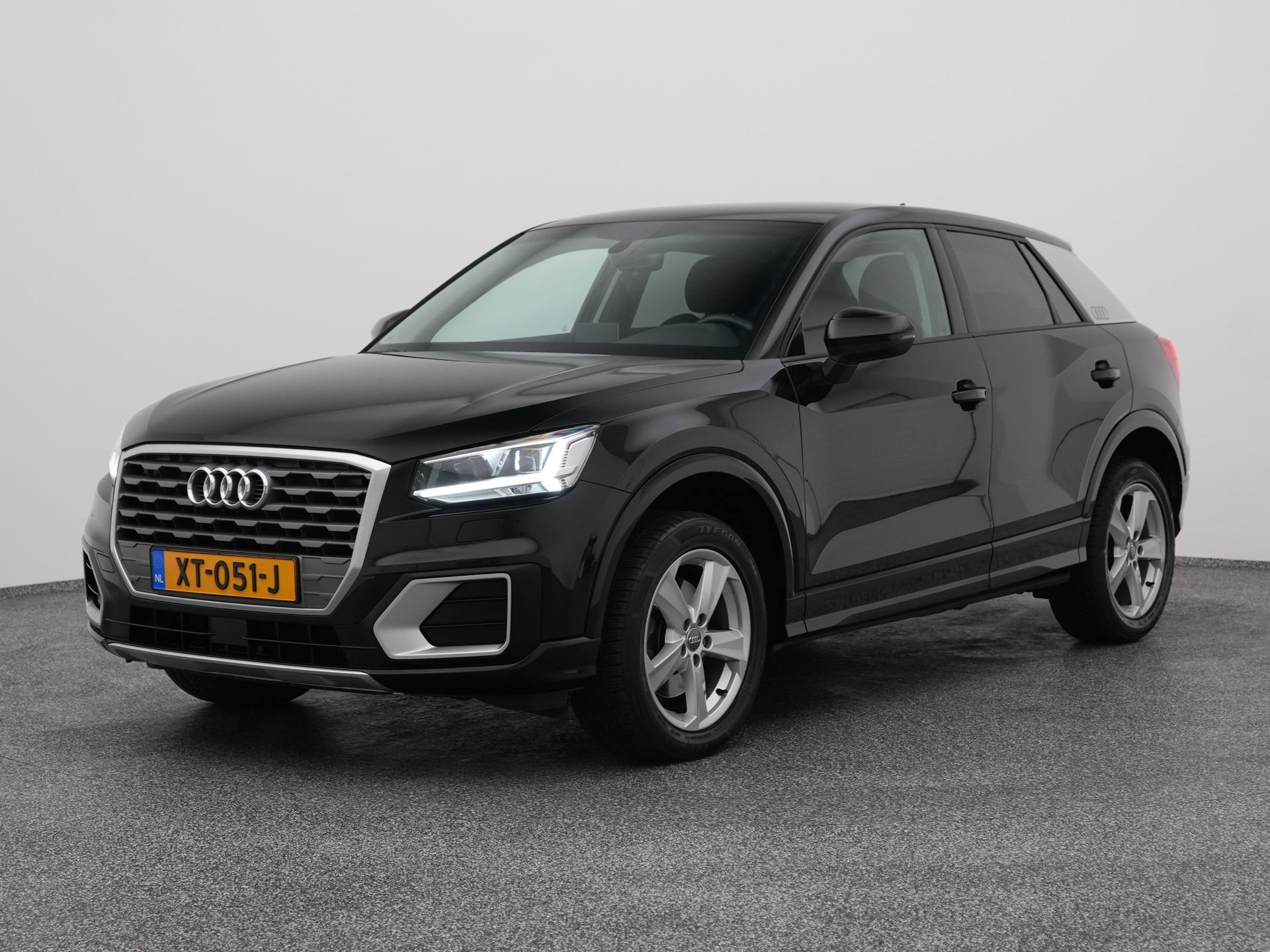 Audi Q2 met kenteken XT-051-J – vooraanzicht