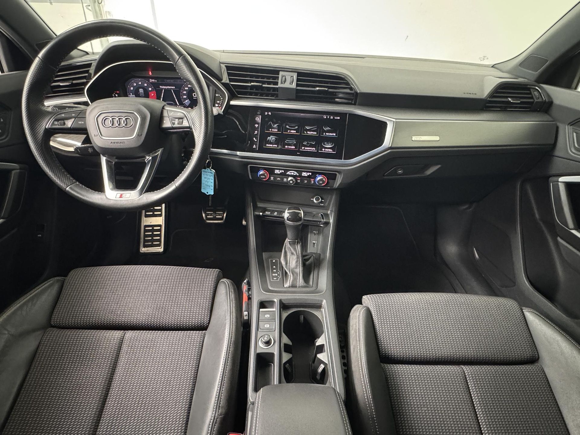 Audi Q3 met kenteken H-421-PL – interieur