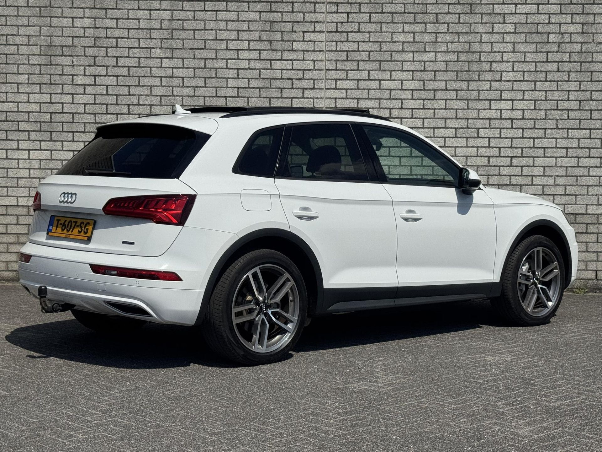 Audi Q5 met kenteken T-607-SG – achteraanzicht