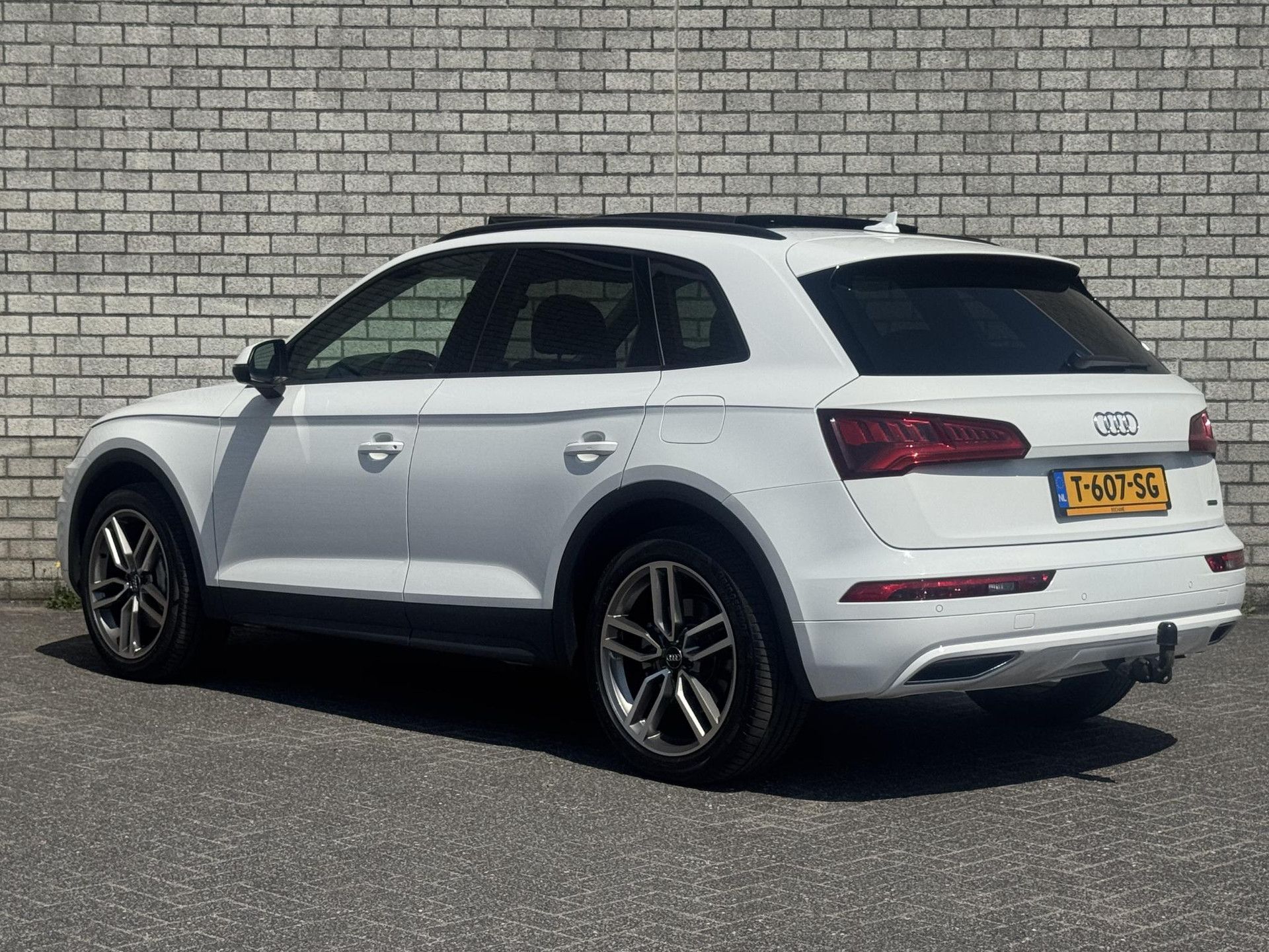 Audi Q5 met kenteken T-607-SG – dashboard