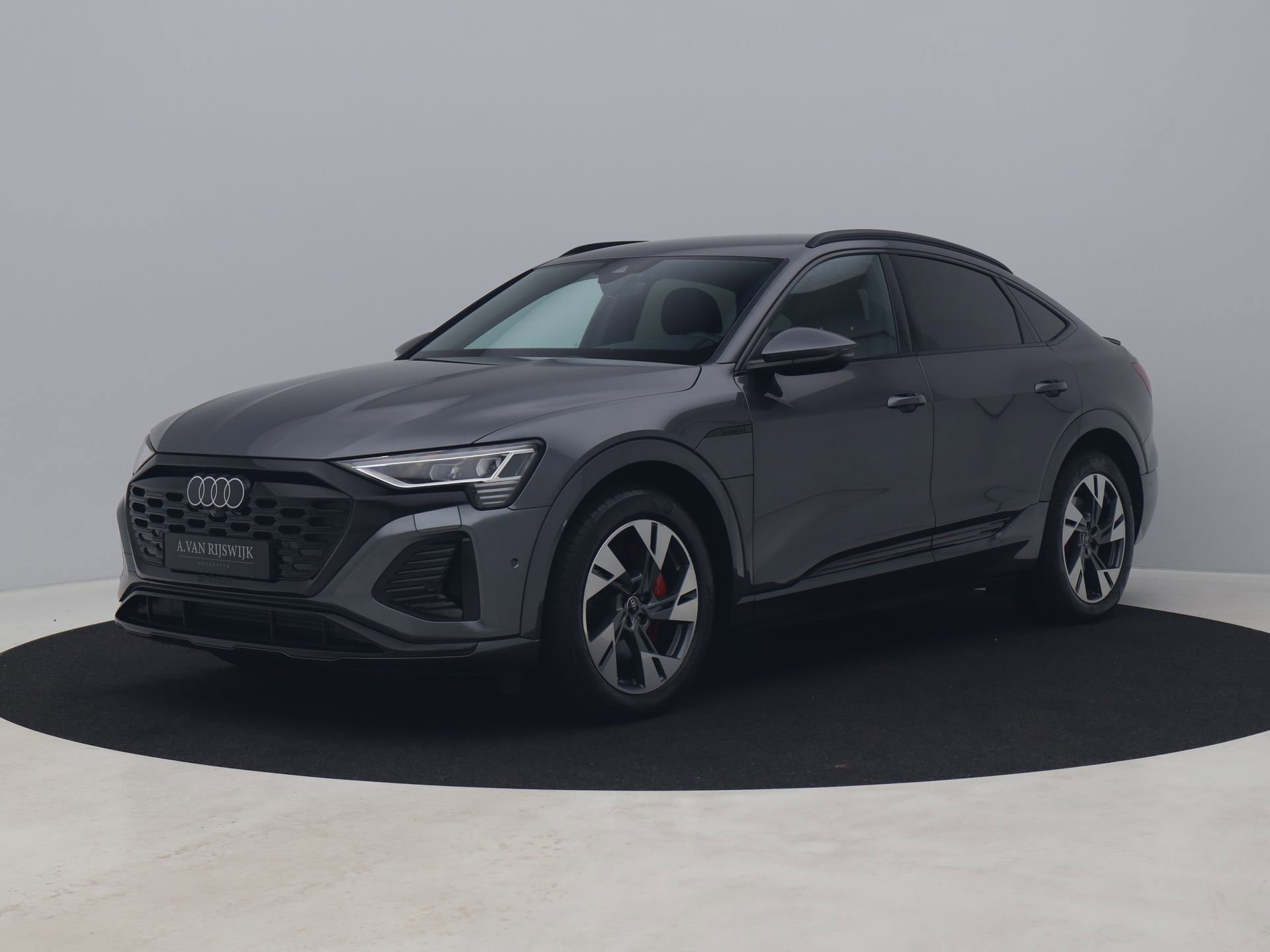 Audi Q8 met kenteken JGV-32-V – vooraanzicht