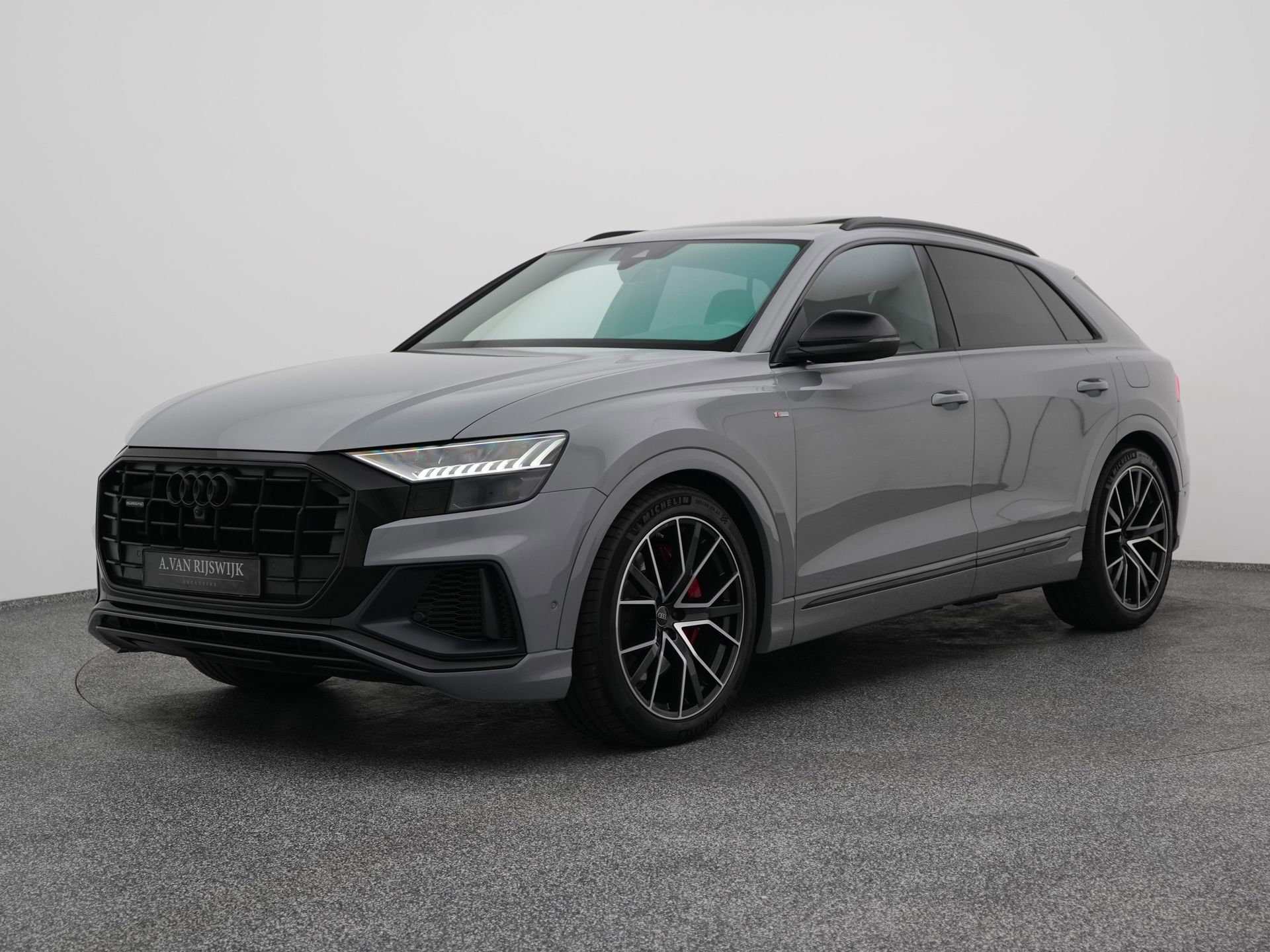 Audi Q8 met kenteken KJZ-34-X – vooraanzicht