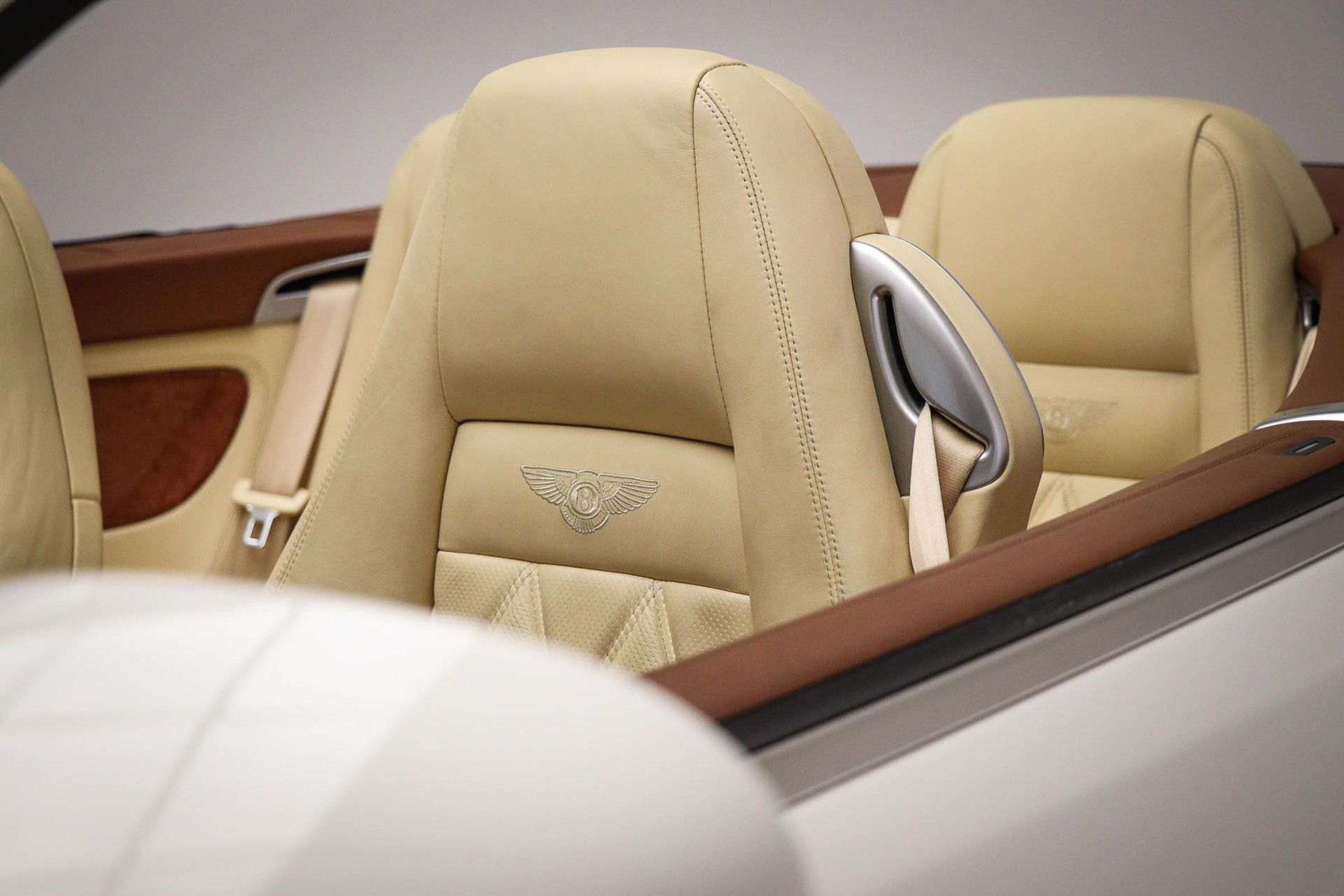 Bentley ContinentalGT met kenteken 79-LSH-4 – achteraanzicht