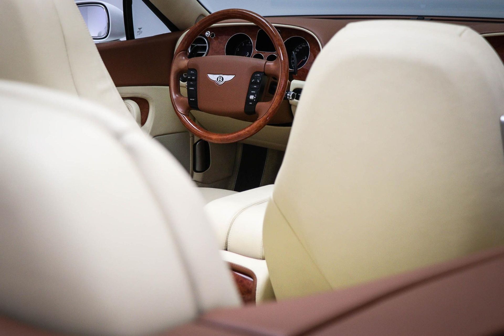 Bentley ContinentalGT met kenteken 79-LSH-4 – detailfoto