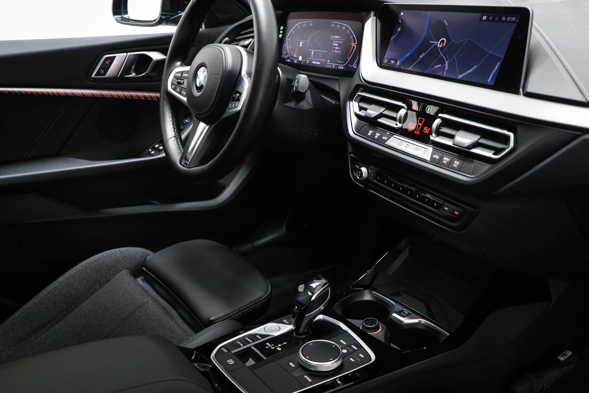 BMW 1-serie met kenteken N-966-HZ – interieur