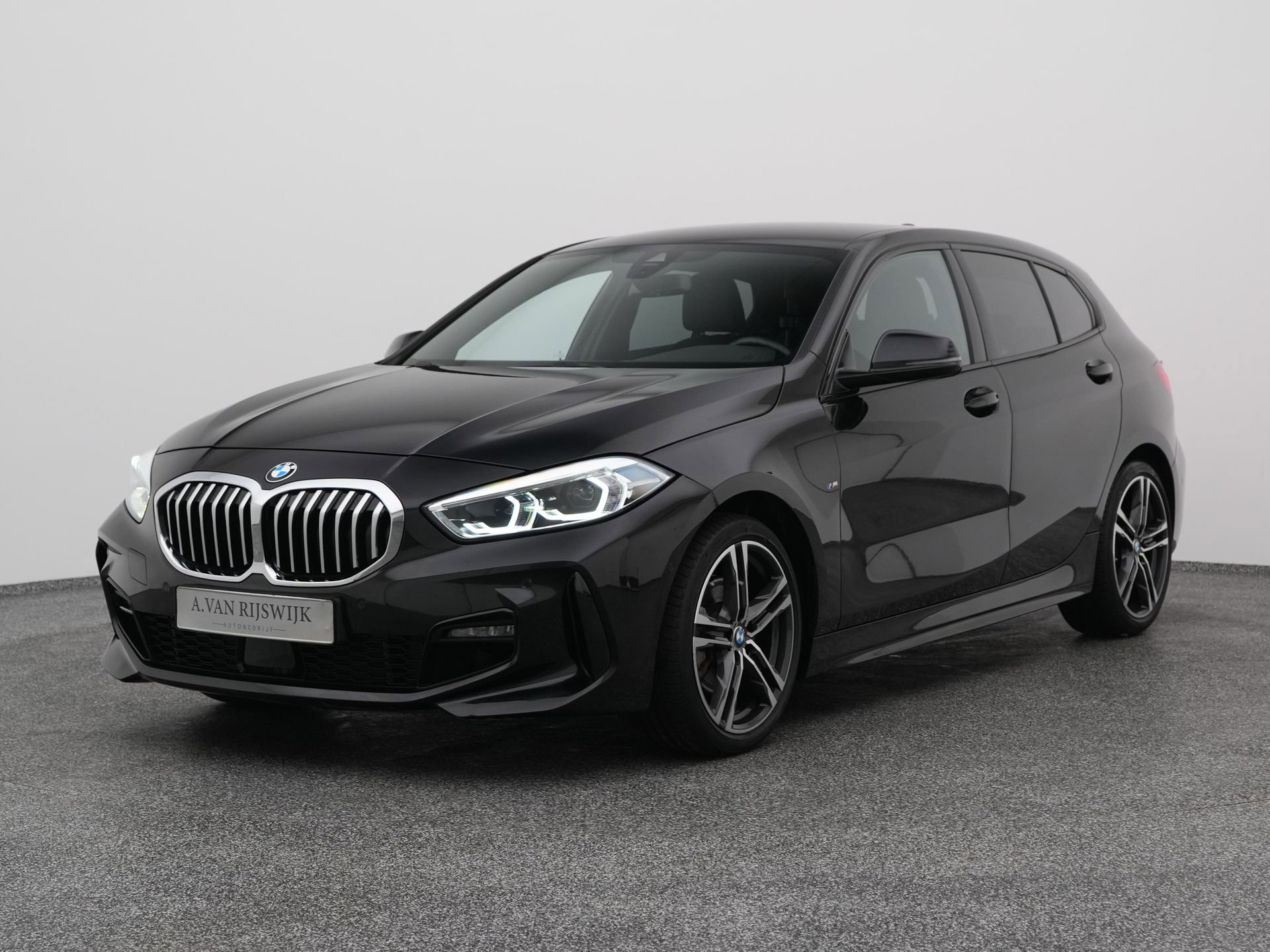 BMW 1-serie met kenteken JZV-53-D – vooraanzicht