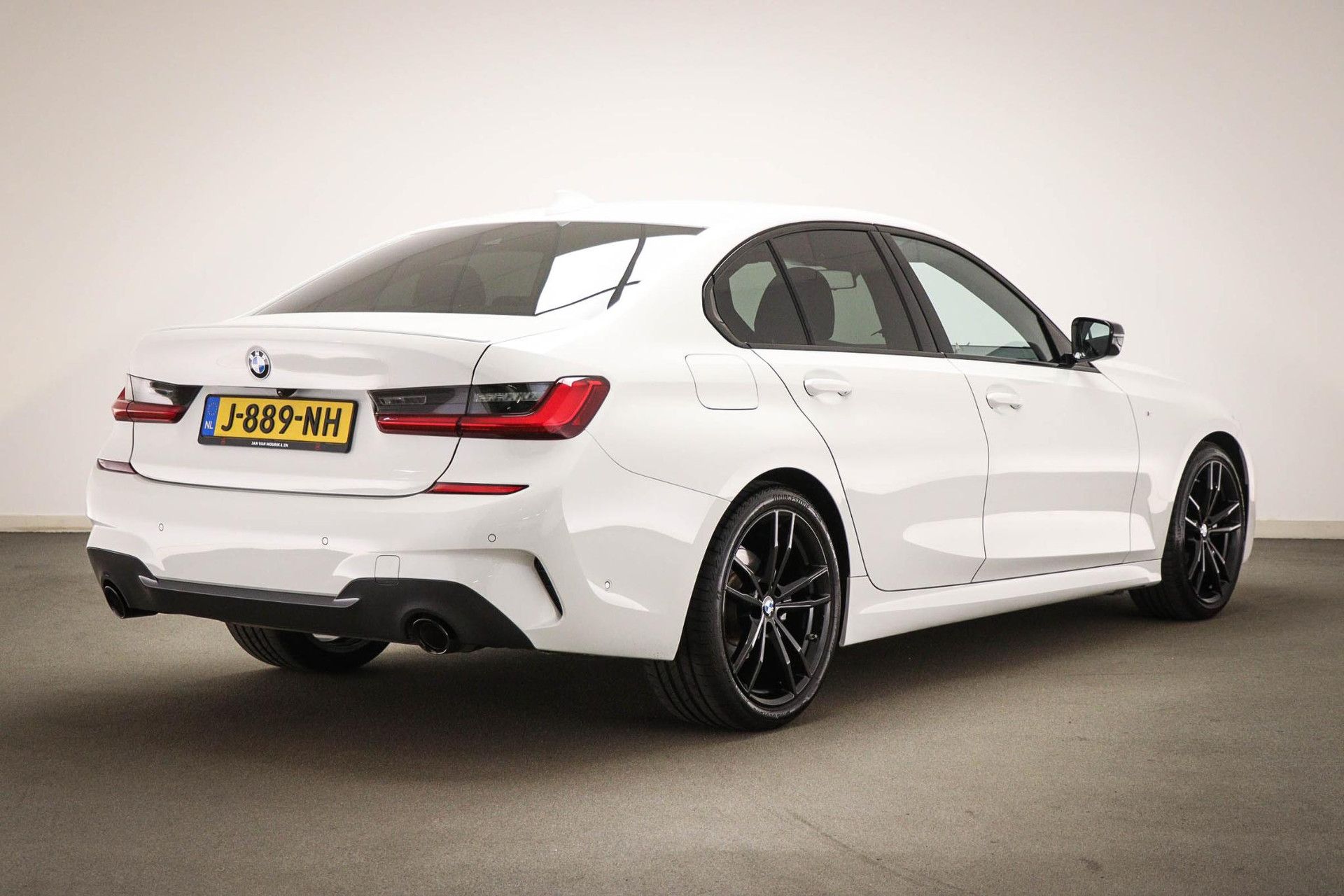 BMW 3-Serie met kenteken J-889-NH – achteraanzicht