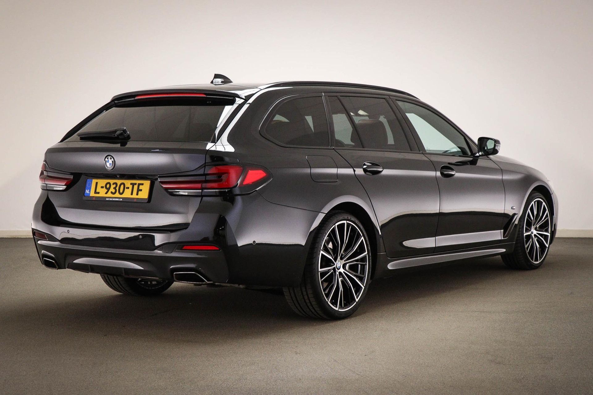 BMW 5-serie met kenteken L-930-TF – achteraanzicht