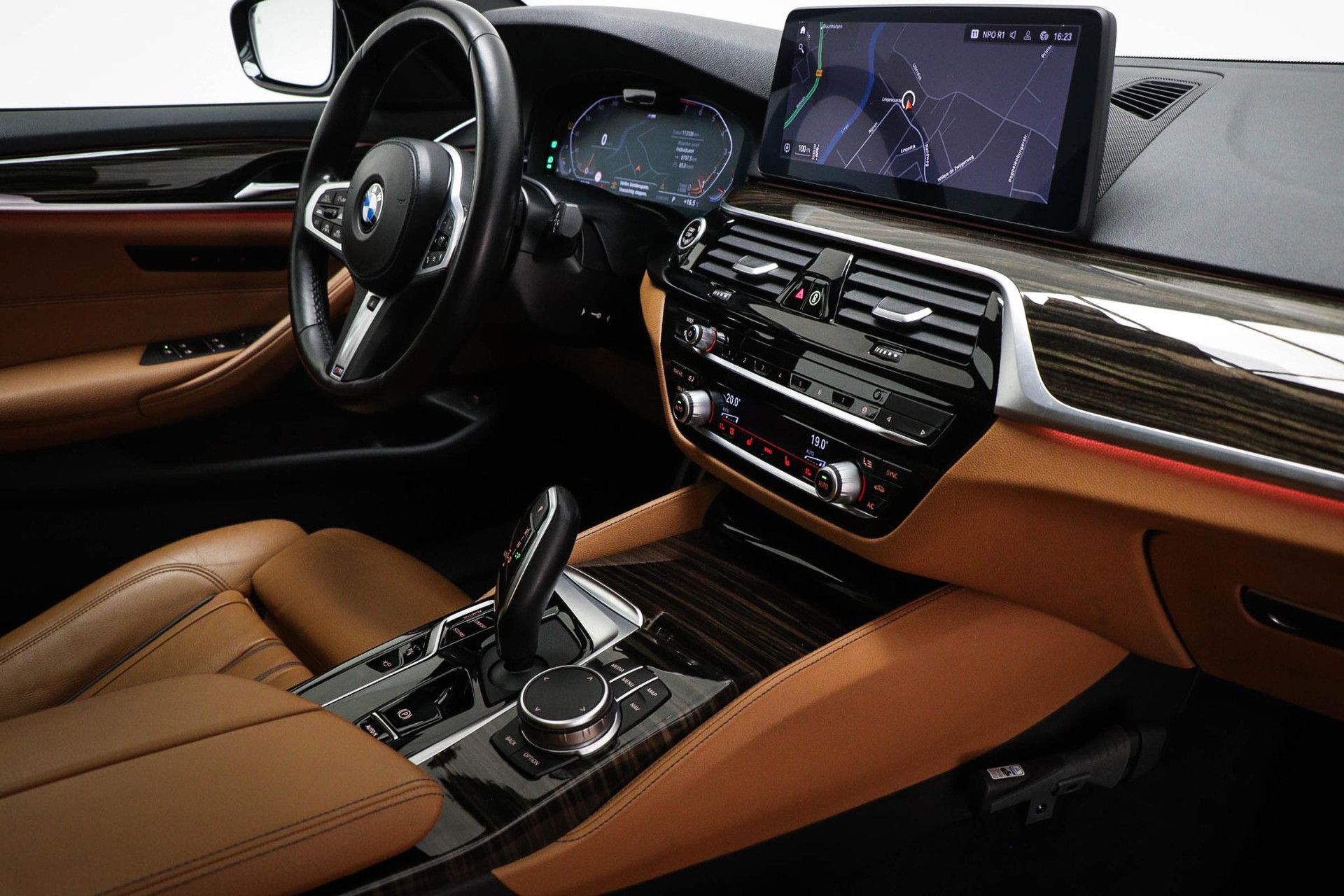BMW 5-serie met kenteken L-930-TF – dashboard