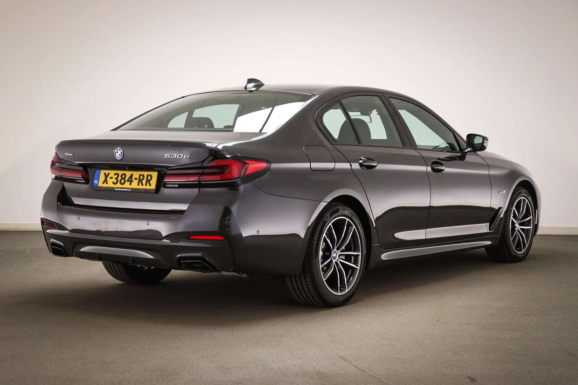 BMW 5-serie met kenteken X-384-RR – achteraanzicht