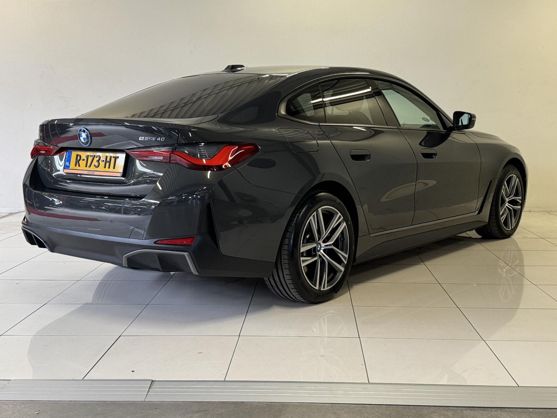 BMW i4 met kenteken R-173-HT – achteraanzicht