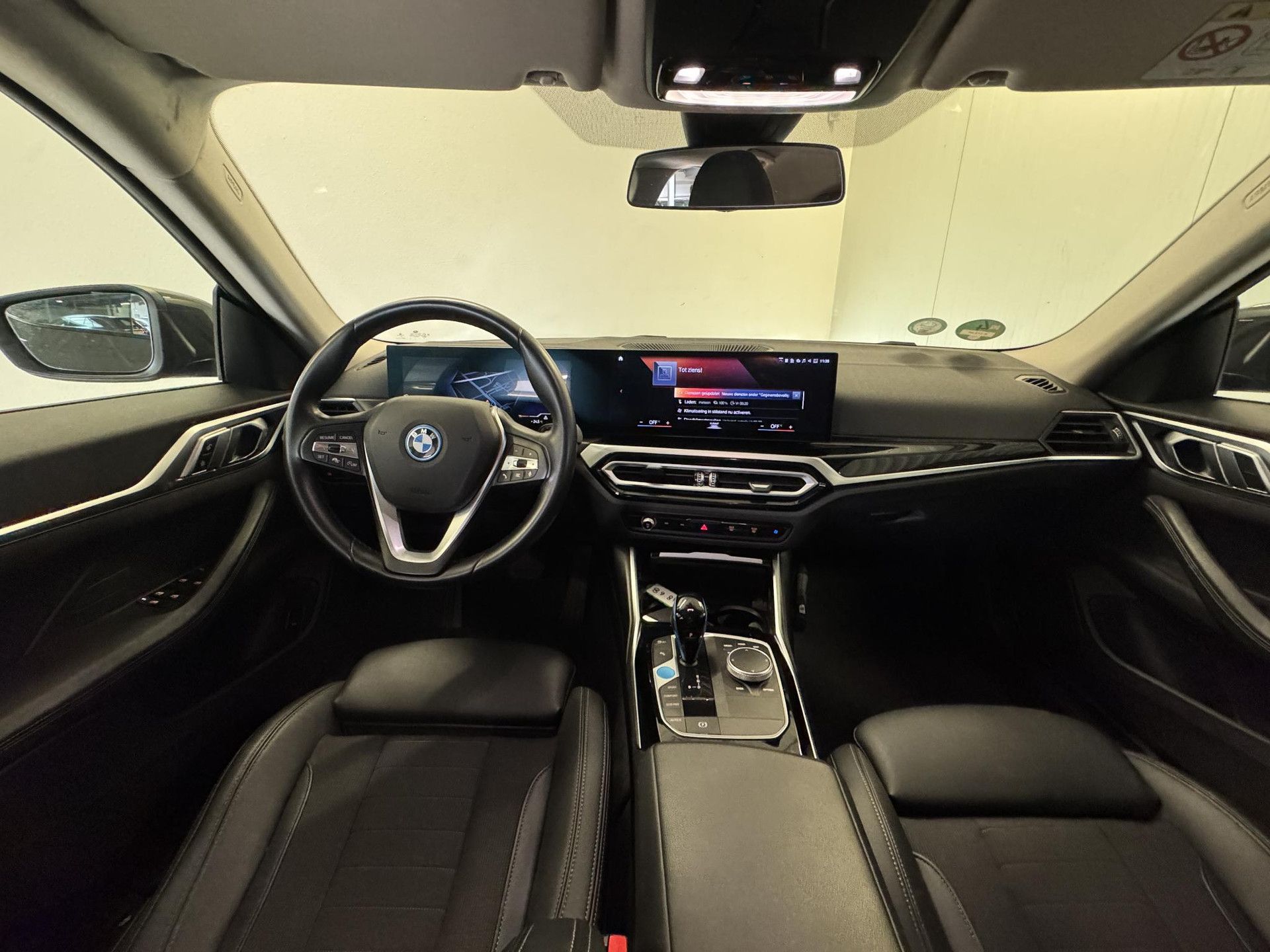 BMW i4 met kenteken R-173-HT – interieur