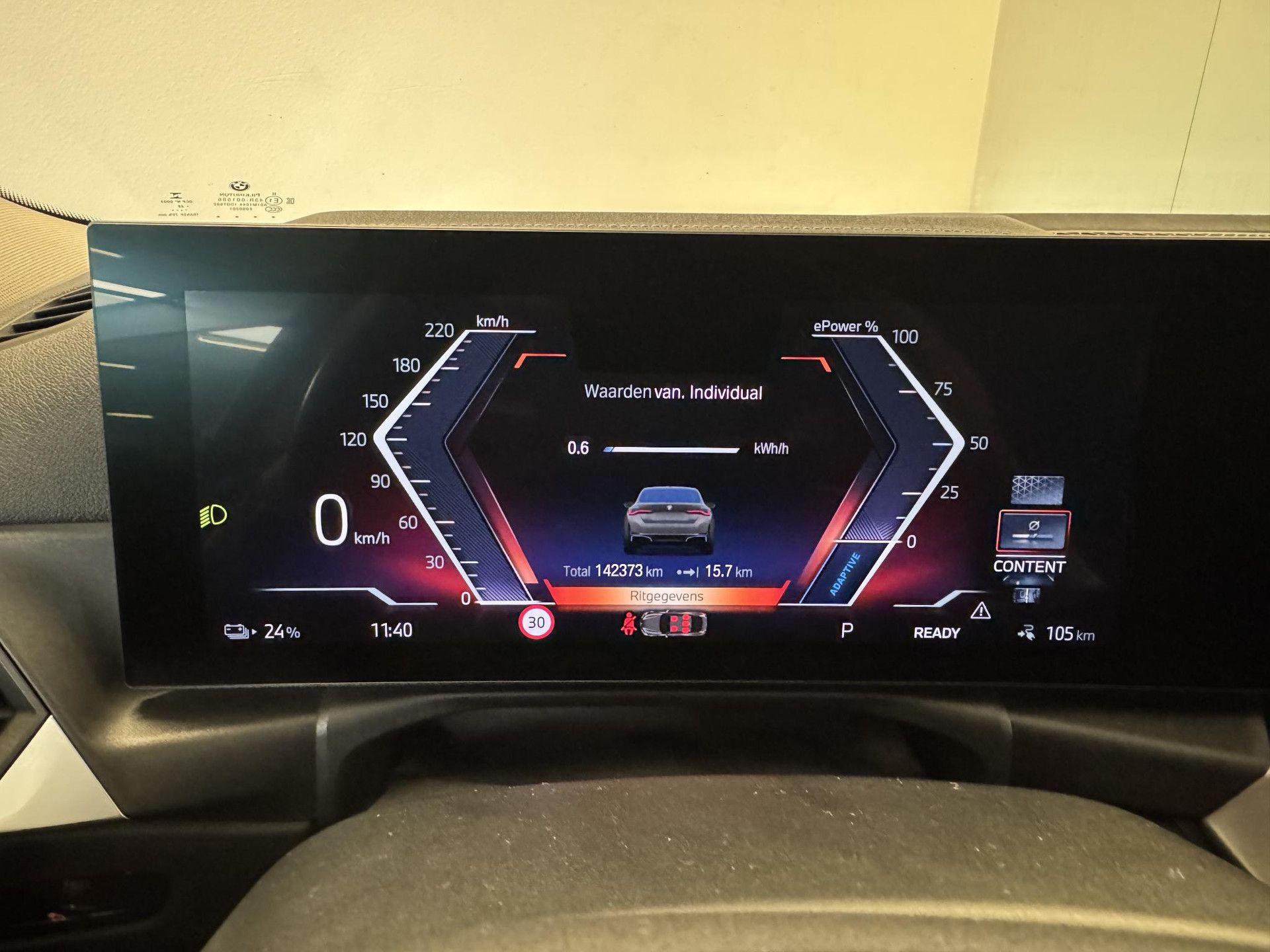 BMW i4 met kenteken R-173-HT – dashboard