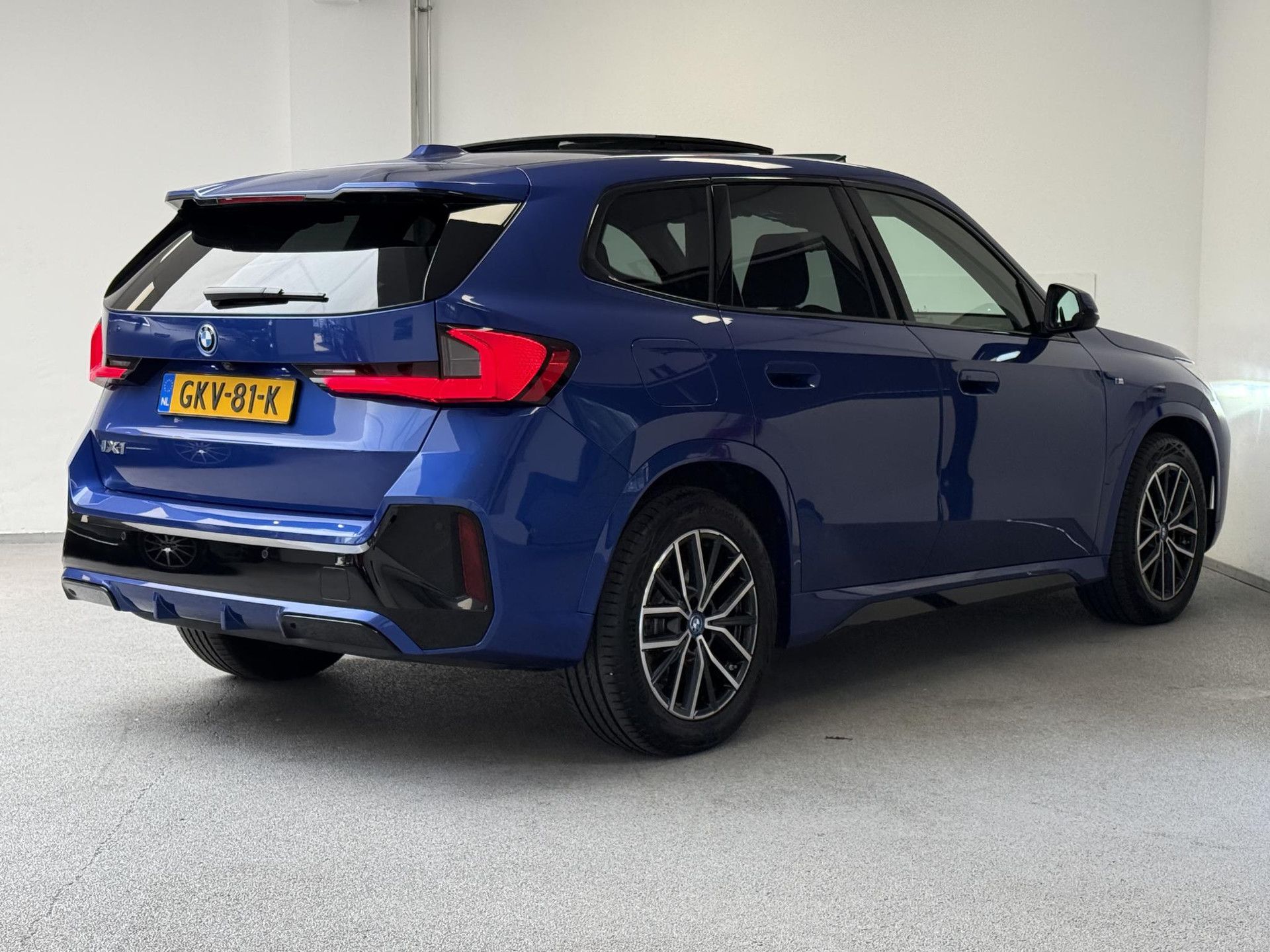 BMW iX1 met kenteken GKV-81-K – achteraanzicht