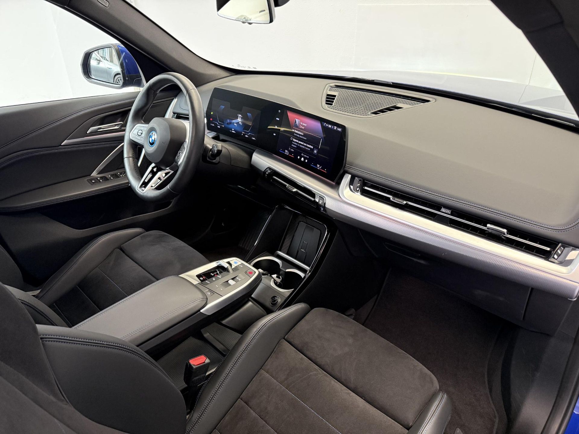 BMW iX1 met kenteken GKV-81-K – interieur