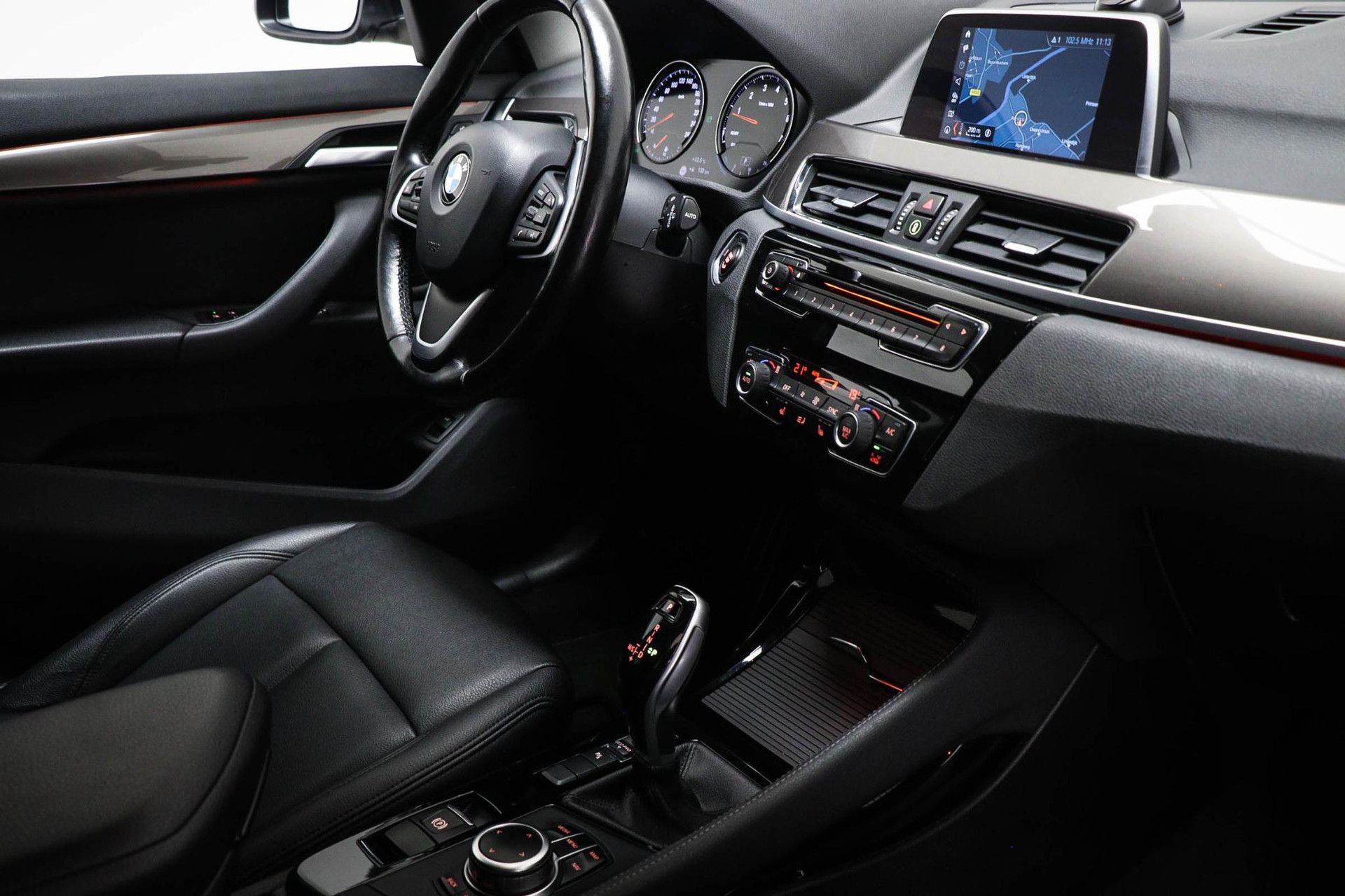 BMW X1 met kenteken K-423-NV – interieur