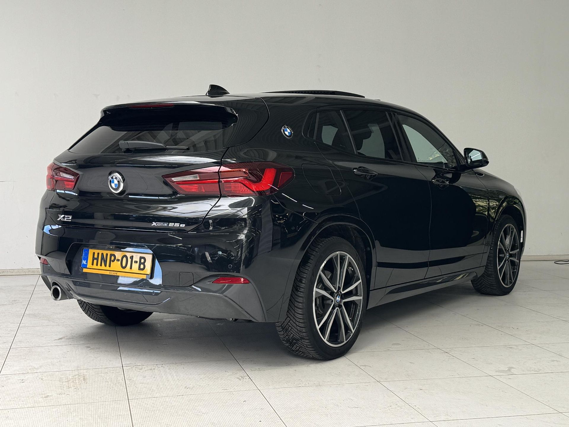 BMW X2 met kenteken HNP-01-B – achteraanzicht