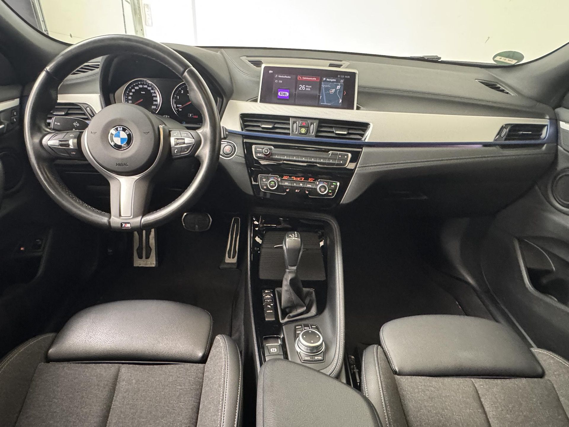 BMW X2 met kenteken HNP-01-B – interieur