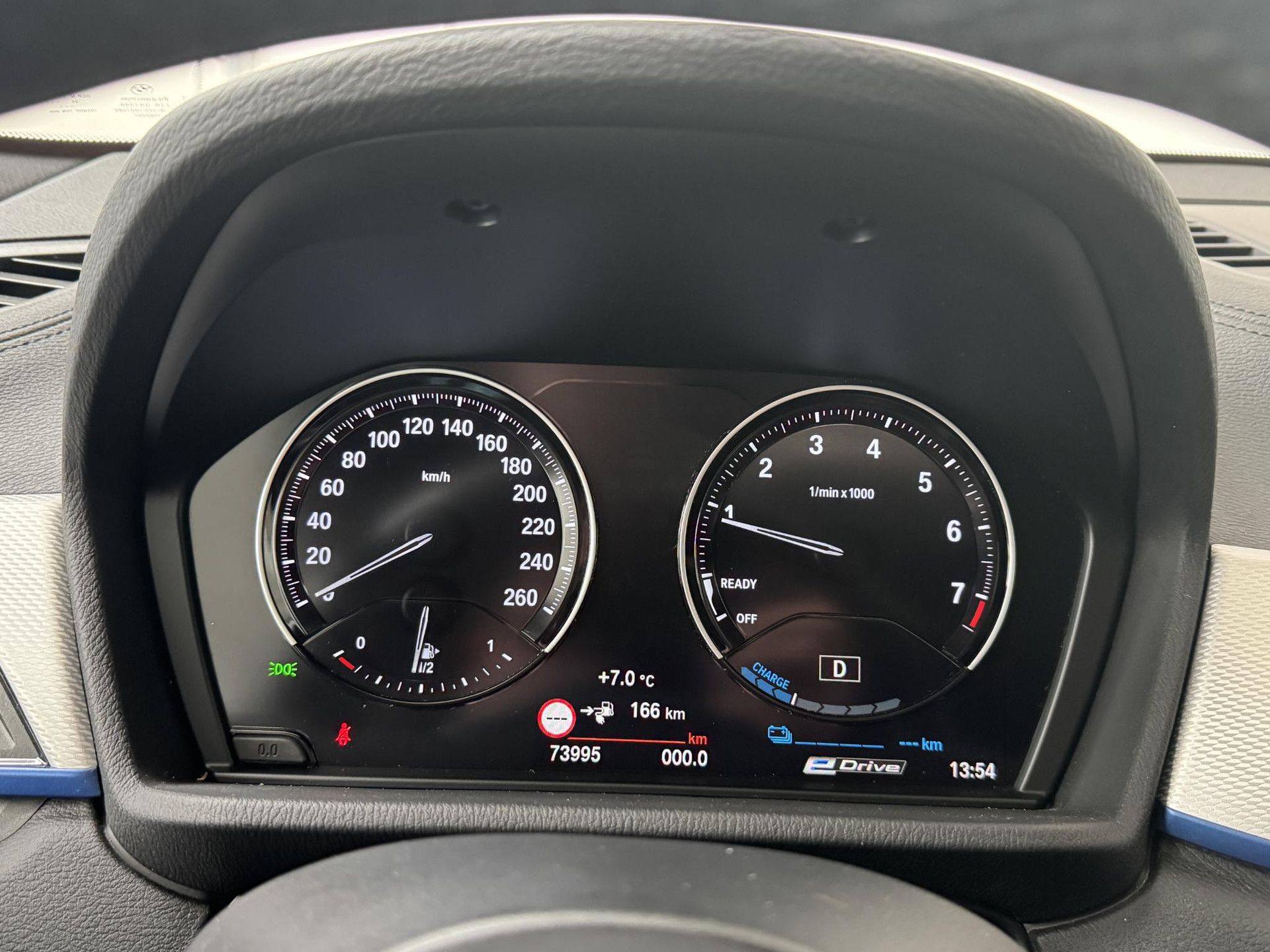 BMW X2 met kenteken HNP-01-B – dashboard