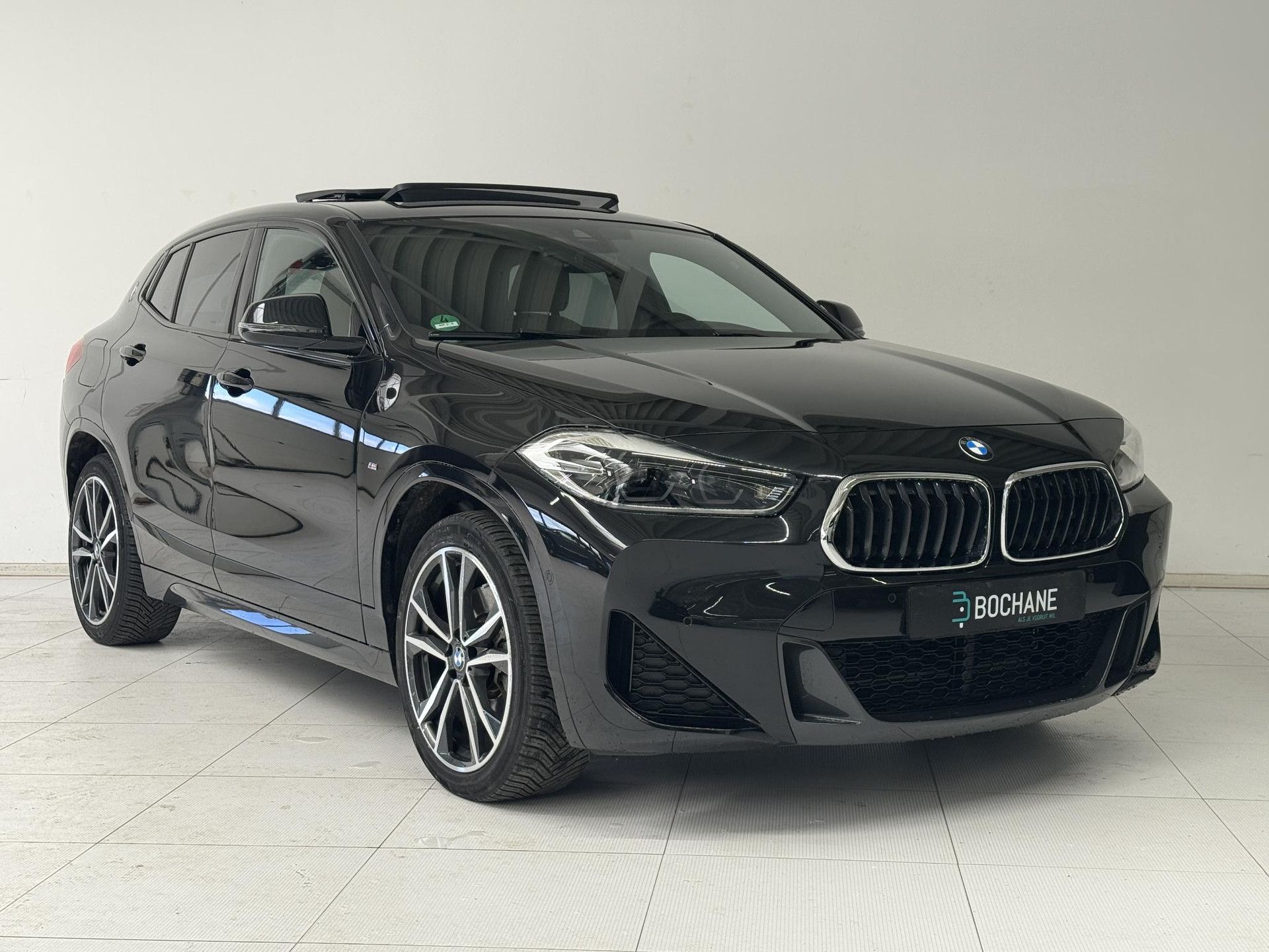 BMW X2 met kenteken HNP-01-B – detailfoto