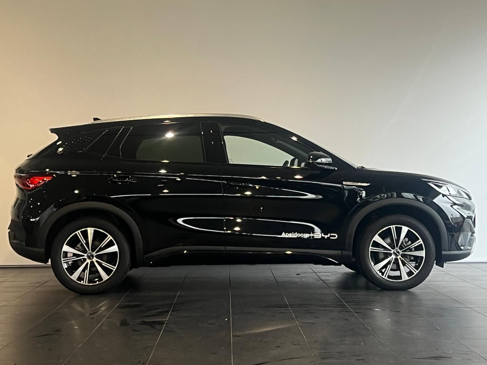 BYD ATTO3 met kenteken JGX-57-L – achteraanzicht