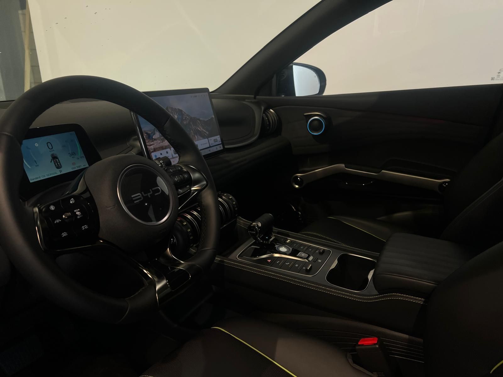 BYD ATTO3 met kenteken JGX-57-L – interieur
