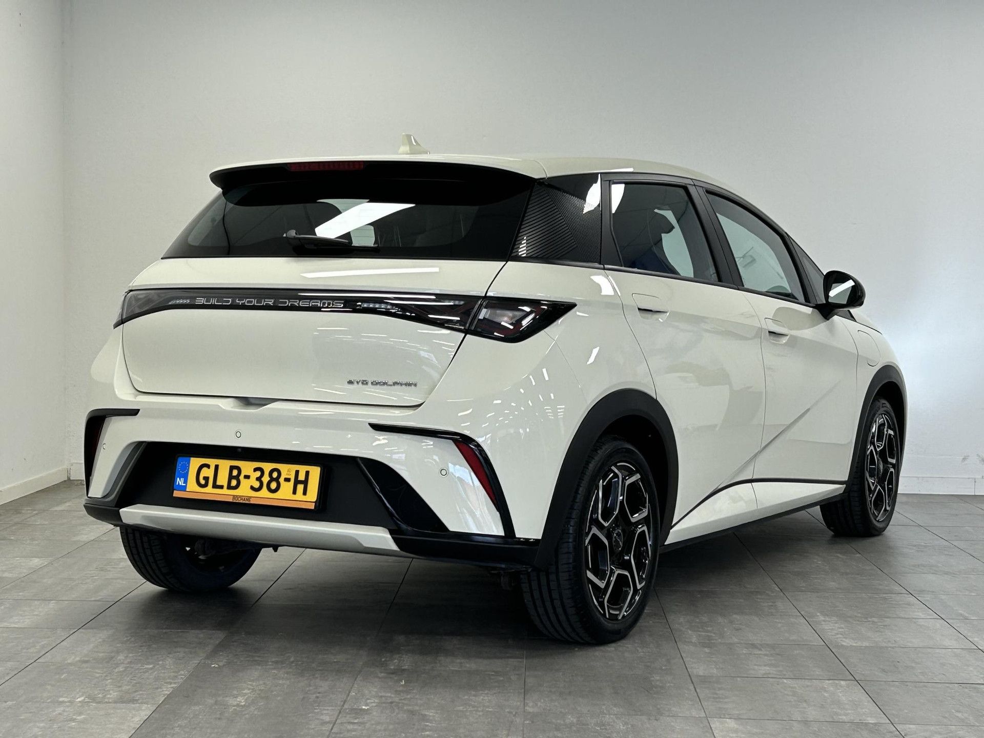 BYD DOLPHIN met kenteken GLB-38-H – achteraanzicht