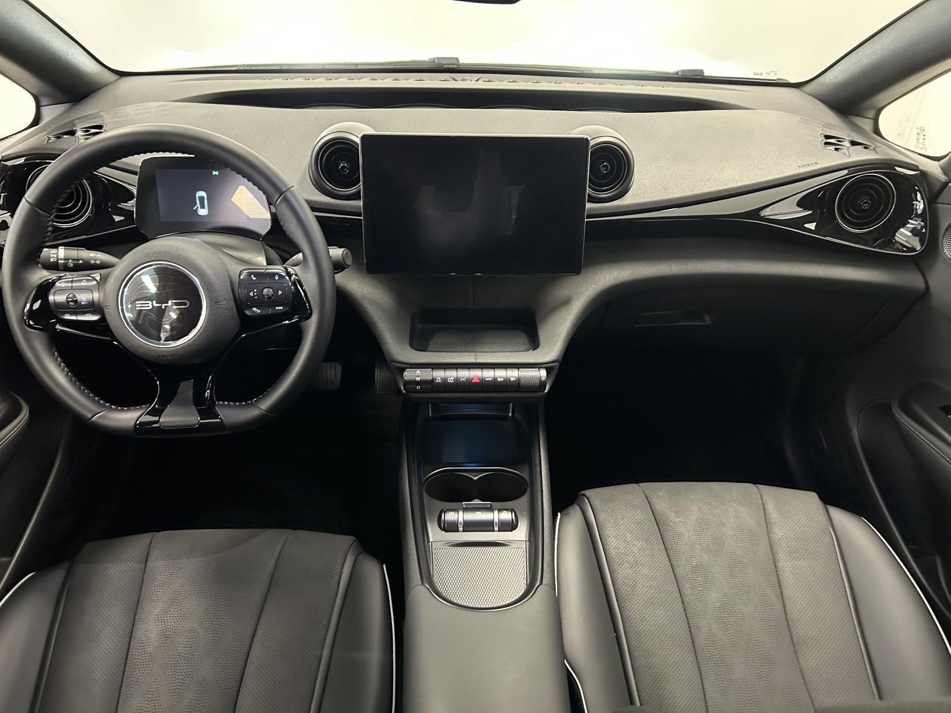 BYD DOLPHIN met kenteken GLB-38-H – interieur
