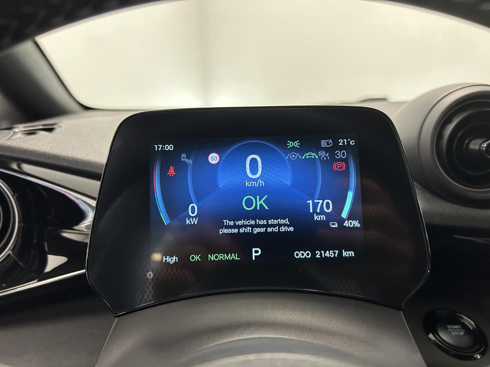 BYD DOLPHIN met kenteken GLB-38-H – dashboard