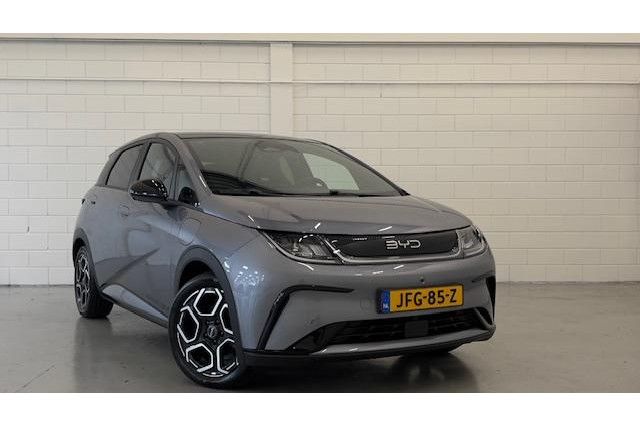 BYD DOLPHIN met kenteken JFG-85-Z – achteraanzicht