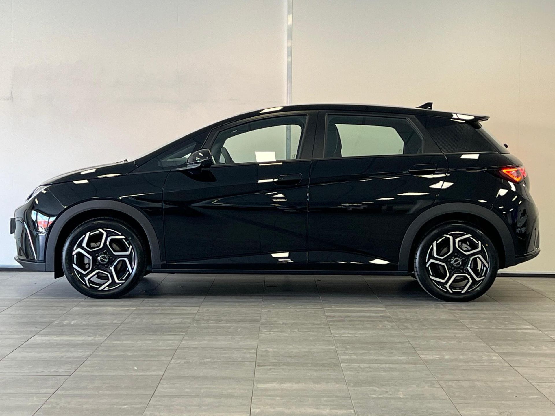 BYD DOLPHIN met kenteken KDV-60-V – achteraanzicht