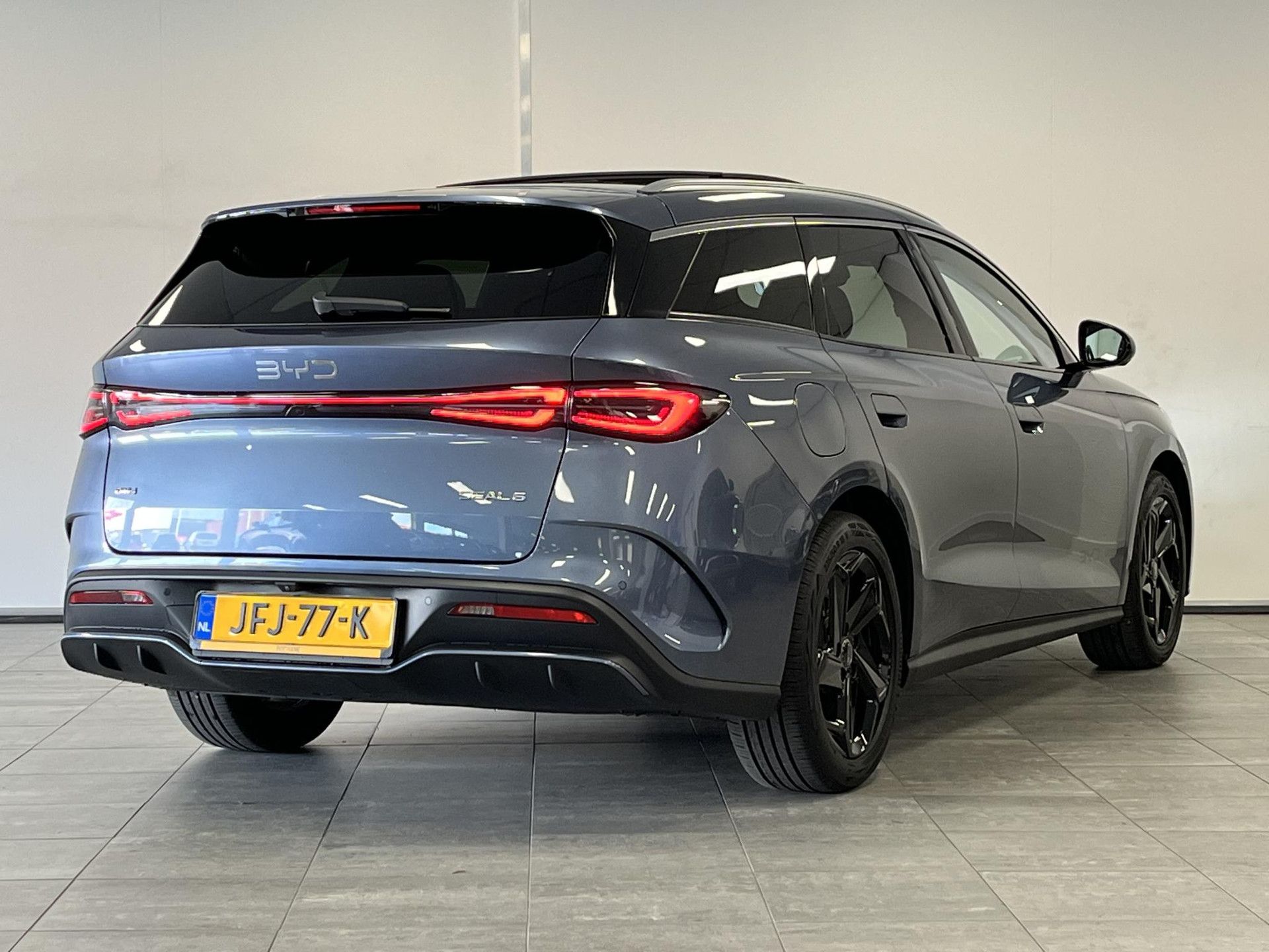 BYD SEAL met kenteken JFJ-77-K – achteraanzicht