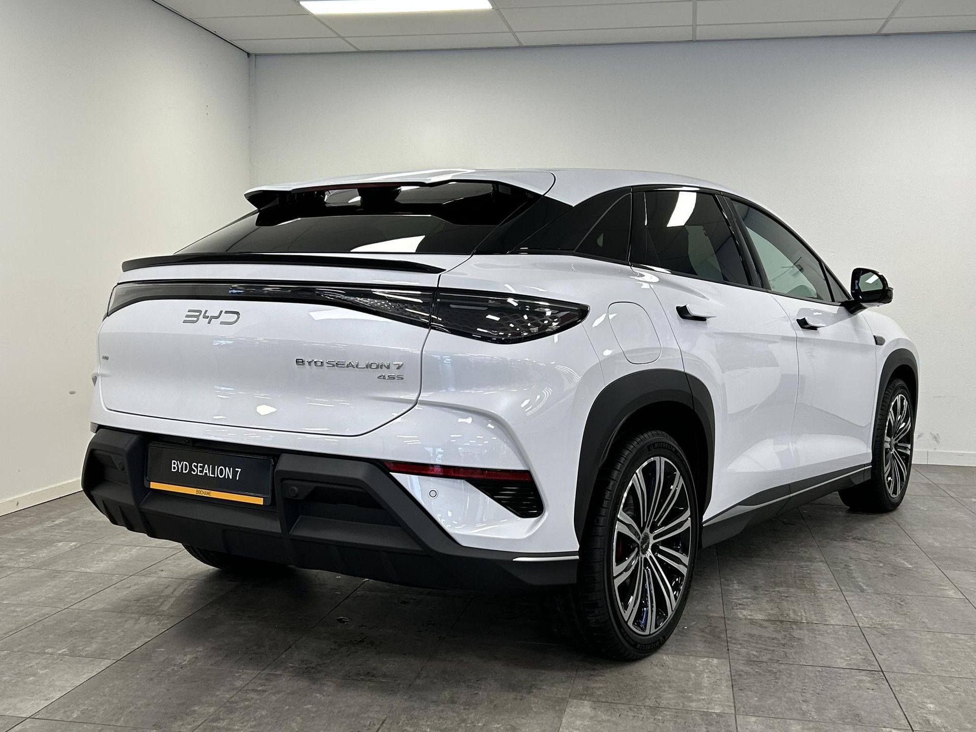 BYD SEALION met kenteken JTV-56-S – achteraanzicht