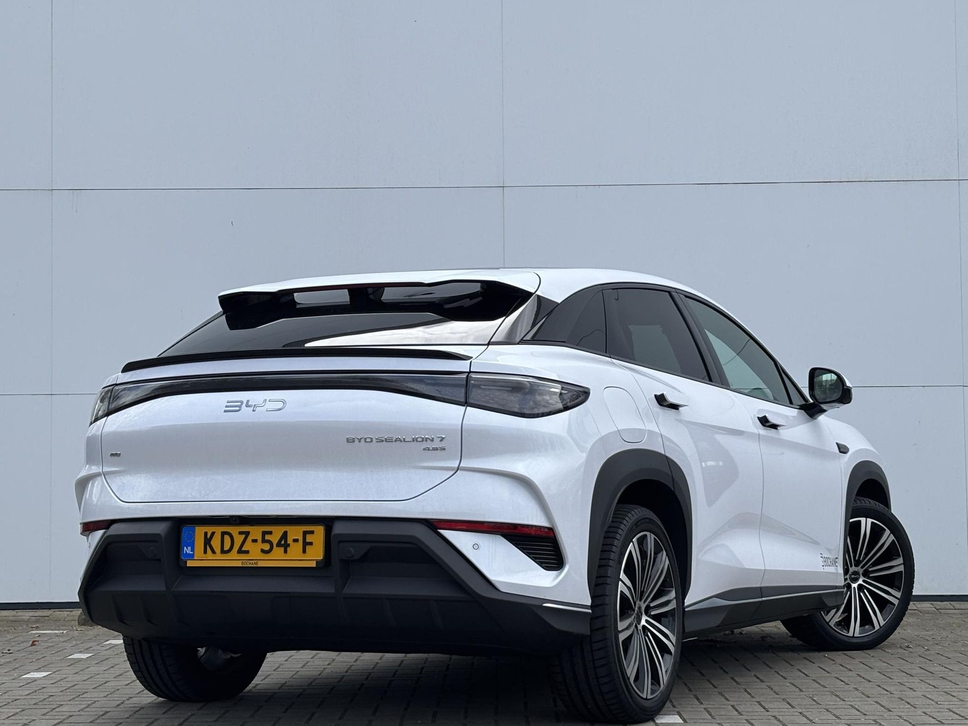 BYD SEALION met kenteken KDZ-54-F – achteraanzicht
