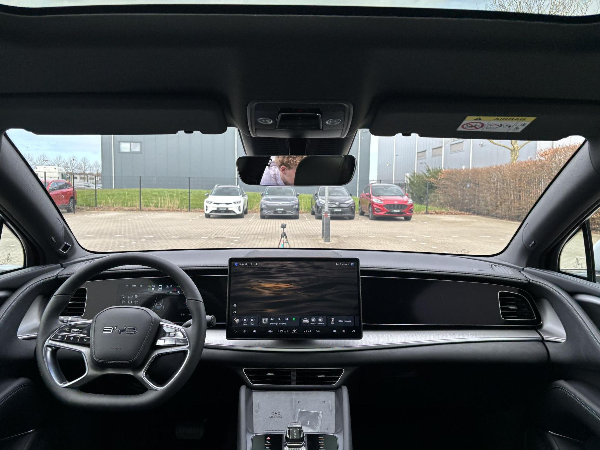 BYD SEALION met kenteken KDZ-54-F – interieur