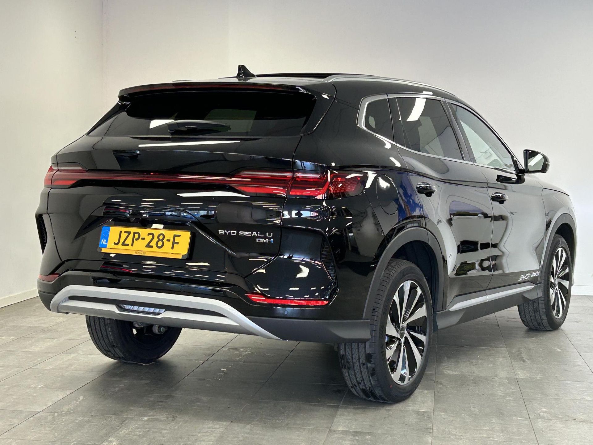 BYD SEALU met kenteken JZP-28-F – achteraanzicht