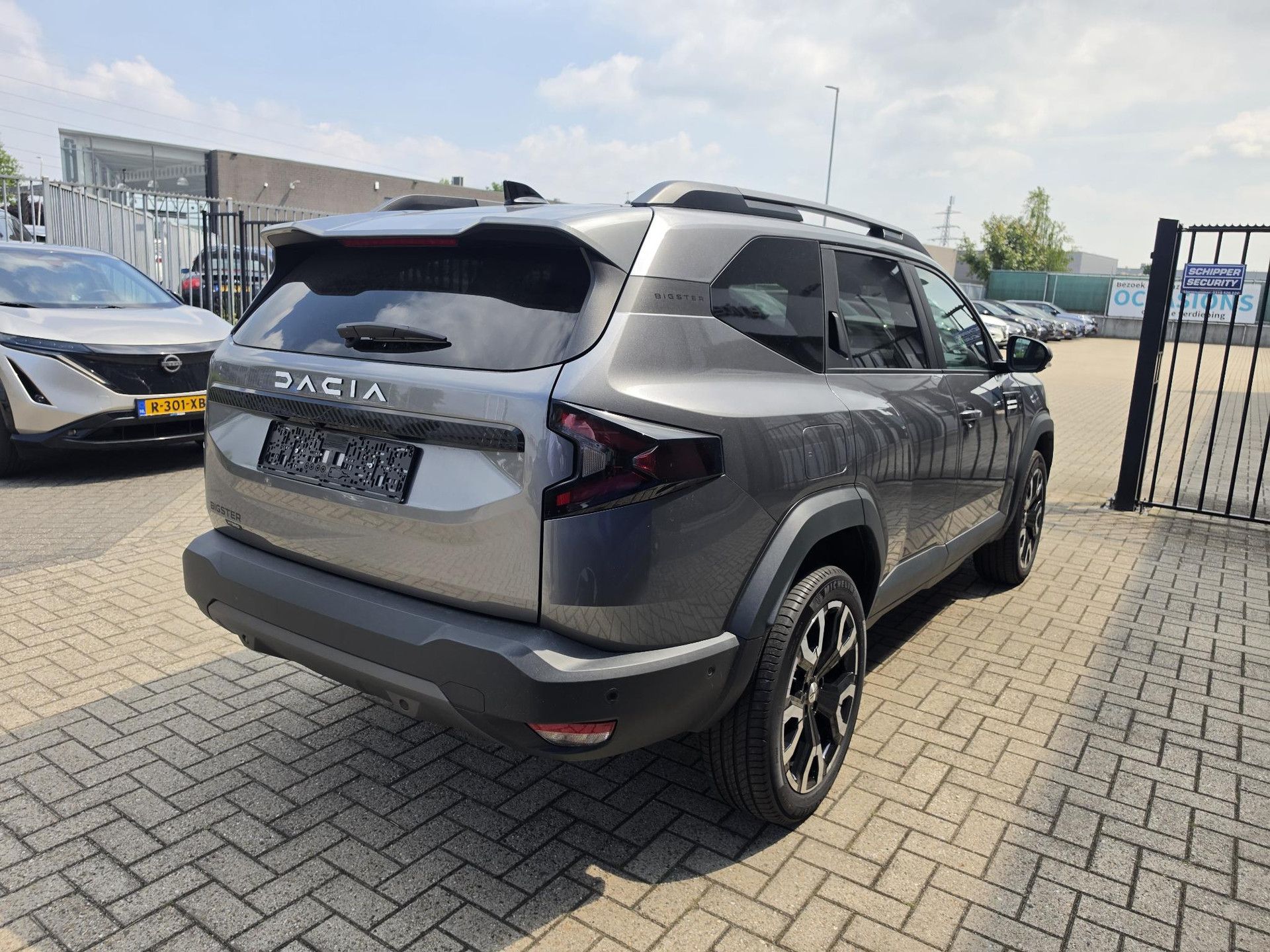 Dacia Bigster met kenteken KRS-64-P – achteraanzicht