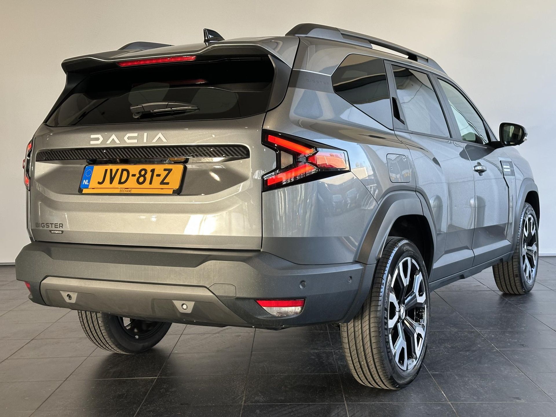 Dacia Bigster met kenteken JVD-81-Z – achteraanzicht
