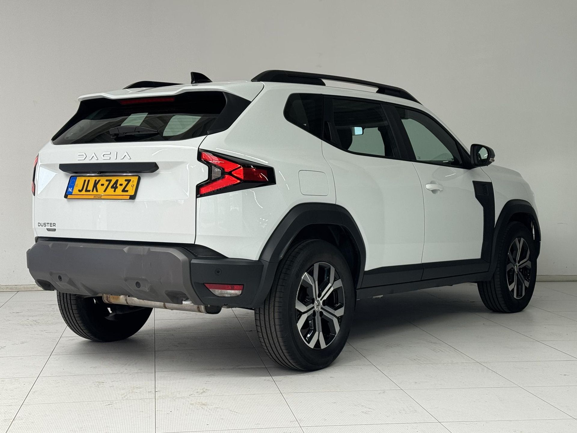 Dacia Duster met kenteken JLK-74-Z – achteraanzicht