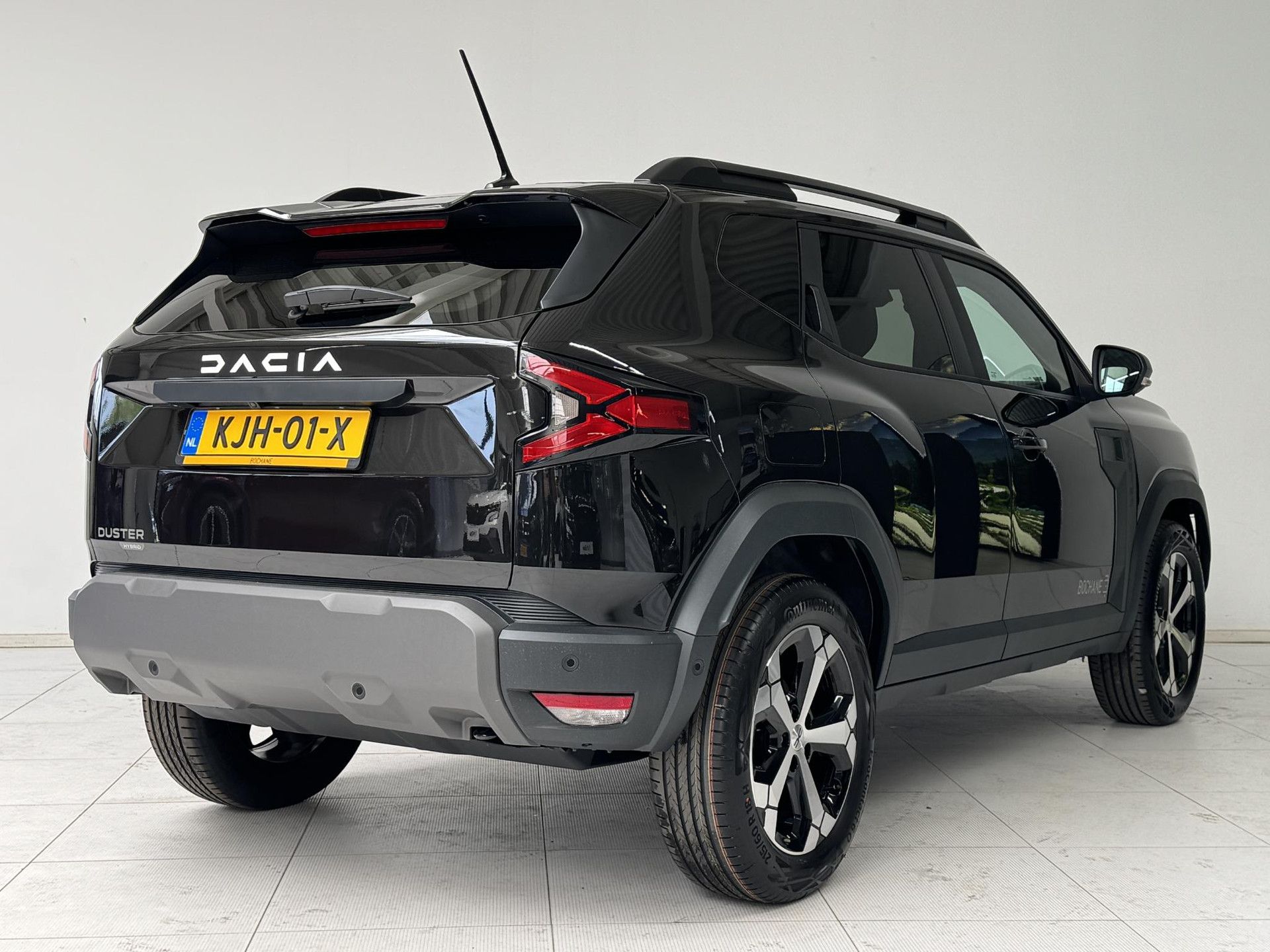 Dacia Duster met kenteken KJH-01-X – achteraanzicht