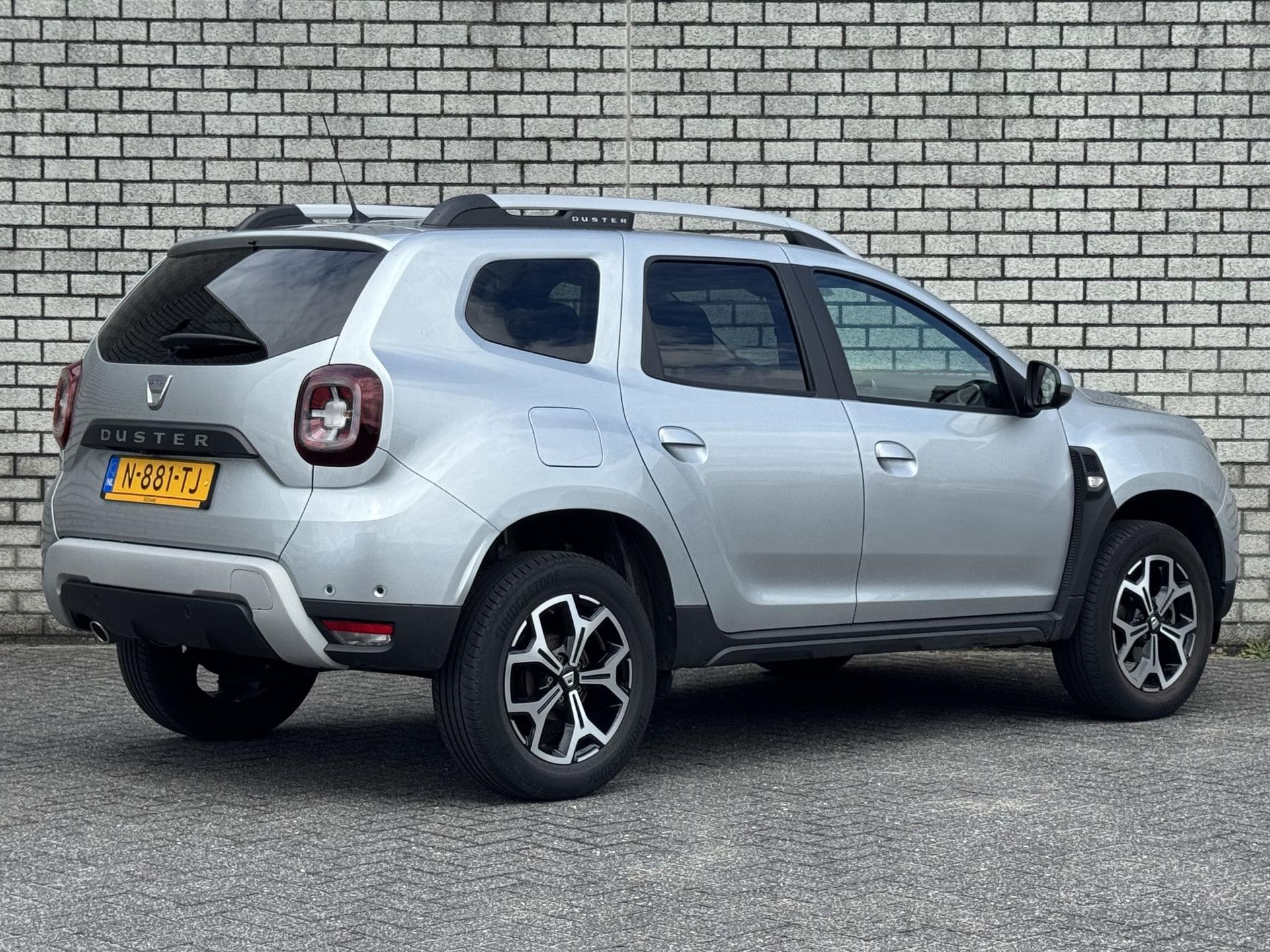 Dacia Duster met kenteken N-881-TJ – achteraanzicht