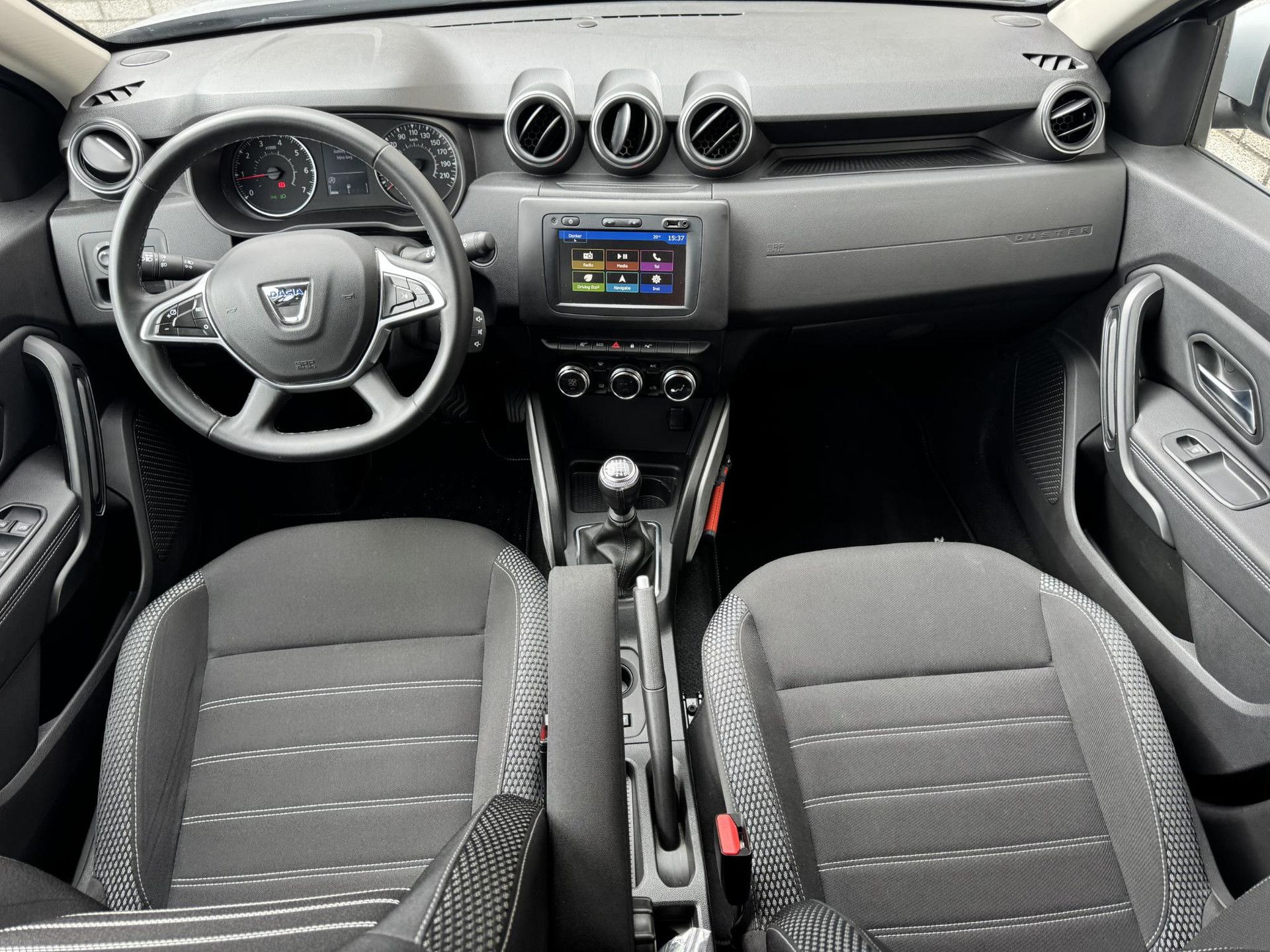 Dacia Duster met kenteken N-881-TJ – interieur