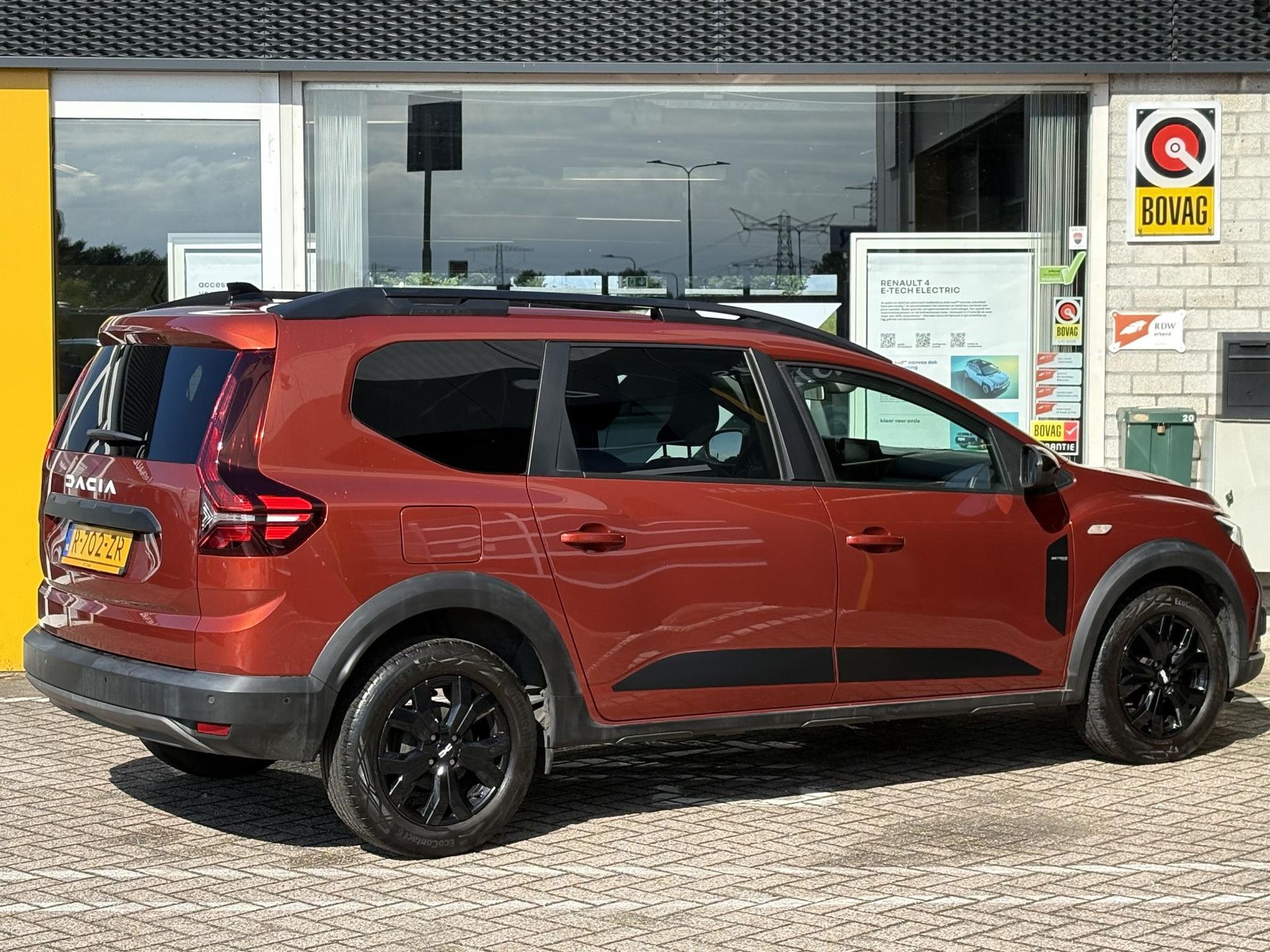 Dacia Jogger met kenteken R-702-ZR – achteraanzicht