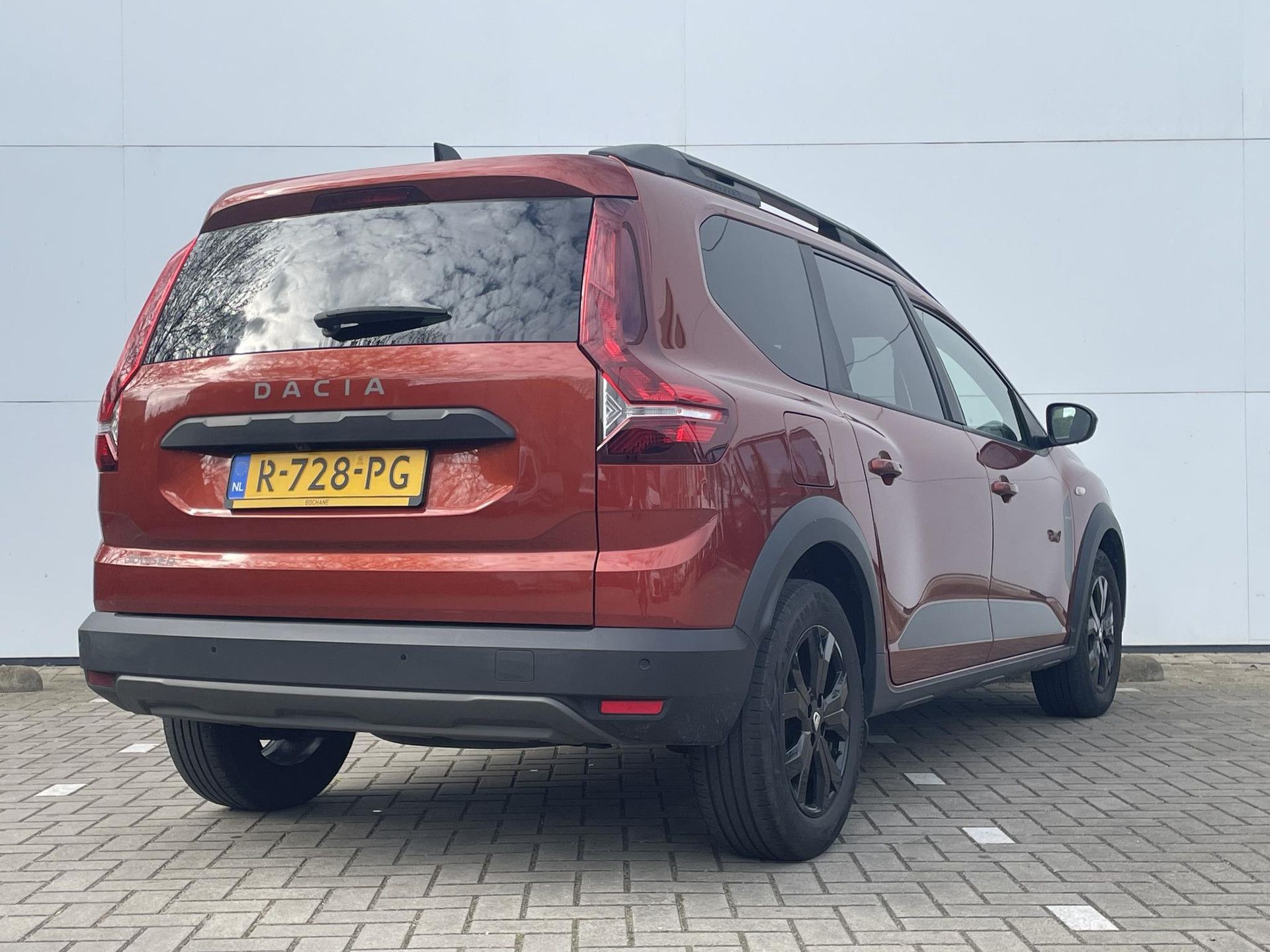 Dacia Jogger met kenteken R-728-PG – achteraanzicht